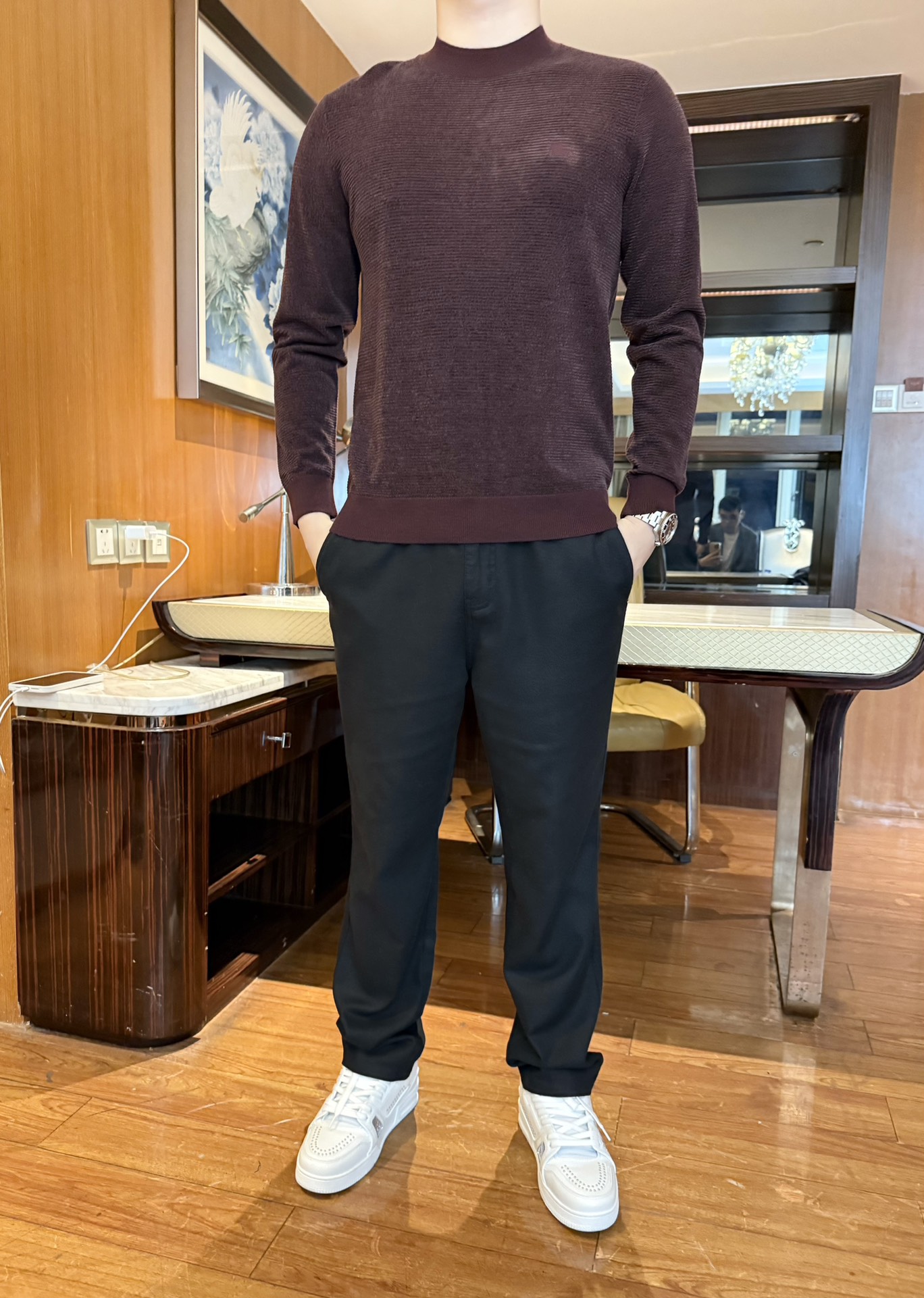 NO:598600,Burberry-2025 new sweater!  Burgundy color + fine vertical grain texture, low-key luster, more layered than solid-color sweaters, small label design is exquisite and unobtrusive. Soft 100% wool fabric, skin-friendly and not tight, half-high collar can keep warm without blocking the neck, slim fit can highlight the body line. Ribbed cuffs/  The hem fits the body shape and is not easy to get caught in the wind. It is not easy to deform when worn in daily wear, and it is easy to take care of. Size: 48-56 (model 180/140 wears 50, comes with Hong Kong Lane Crawford gift box packaging),, burberry, sweaters, alexander  wang19860909巴宝莉-2025新款毛衣！酒红色调+细密竖纹肌理,自带低调光泽感,比纯色毛衣更有层次,小标设计精致不张扬.柔软的百分百羊毛面料,亲肤不扎身,半高领既能保暖又不卡脖子,修身版型能衬出身材线条.罗纹收口的袖口/下摆,贴合身型不易钻风,日常穿不易变形,打理起来也省心.码数:48-56(模特180/140穿50,配香港连卡佛礼盒包装),,burberry,sweaters,alexander wang,Men's clothing