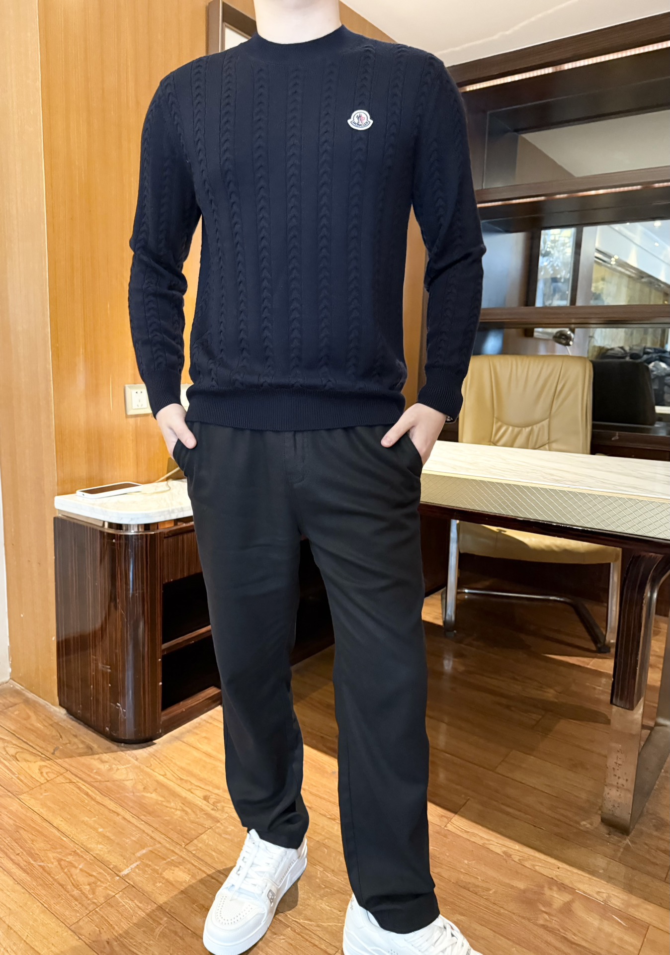 NO:598604,Mouth-2025 new sweater!  Classic navy blue + three-dimensional cable texture, with a retro British atmosphere, more visual hierarchy than flat knitting; the small labels on the side are exquisite and not exaggerated, low-key highlighting the brand texture. Made of 100% ultra-fine merino wool fabric, which has strong temperature locking but a slim fit, which can withstand low temperatures without appearing bulky, making it comfortable and burdenless for daily wear. Half-height  Collar + slim cut, it can not only modify the neck line, but also fit the body shape (no need to pick shoulder width/bust), and can be worn neatly alone or layered. Size: 48-56 (model 180/140 wears 50, with Hong Kong Lane Crawford gift box packaging), Moncler, sweaters, alexander  wang19860909蒙口-2025新款毛衣！经典藏青+立体绞花纹理,自带复古英伦氛围,比平面针织更有视觉层次；侧边小标精致不浮夸,低调彰显品牌质感.采用百分百超细美丽诺羊毛面料锁温性强但版型修身,既能扛住低温又不会显笨重,日常穿舒适无负担.半高领+修身剪裁,既能修饰脖颈线条,又能贴合身型（不挑肩宽/胸围）,单穿叠穿都利落.码数:48-56(模特180/140穿50,配香港连卡佛礼盒包装),,Moncler,sweaters,alexander wang,Men's clothing