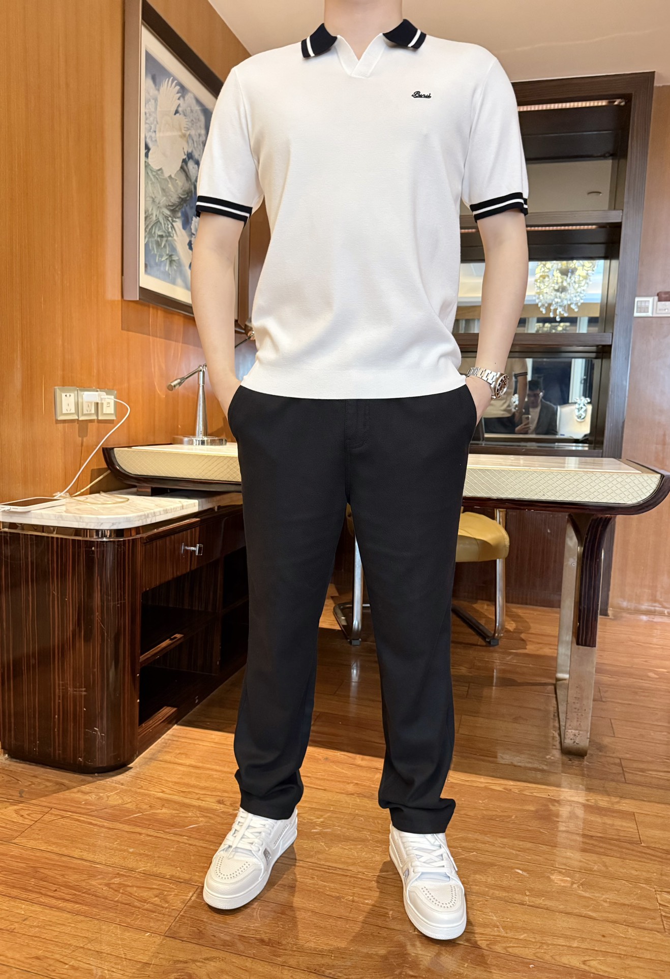 NO:598606,BV-2025 new polo!  The white + black contrasting design (double black edges on the collar and cuffs) is simple and detailed; the slim fit and not tight cut can highlight the lines of the shoulders and neck, making it more refined than ordinary T-shirts. Made of knitted blended material, it feels soft and breathable, not sweaty and has a drapey feel, making it more advanced.  It is not easy to wrinkle when taken care of. The small logo embroidery on the chest is exquisite and unobtrusive. It retains the formal feeling of Polo without appearing rigid. Size: 48-56 (model 180/140 wears 50, comes with Hong Kong Lane Crawford gift box packaging),,bottega  veneta,tees,t-shirt,alexander wang19860909BV-2025新款polo！白+黑撞色设计（领部、袖口双条黑边）,简约又有细节；修身不紧绷的剪裁,能衬出肩颈线条,比普通T恤更显精致.采用针织混纺材质,触感柔软透气,不闷汗还自带垂坠感,更显高级,打理不易皱.胸口小logo刺绣,精致不张扬,既保留了Polo的正式感,又不会显得刻板.码数:48-56(模特180/140穿50,配香港连卡佛礼盒包装),,bottega veneta,tees，t-shirt,alexander wang,Men's clothing