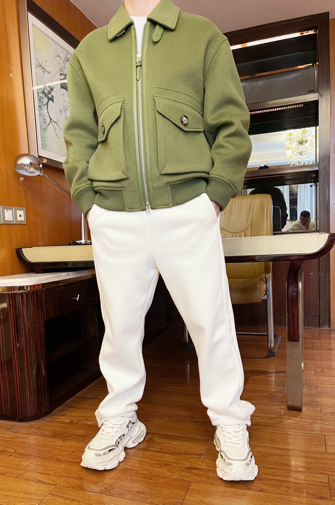 NO:598592,Lp-2025 counter’s latest hot style leather wool jacket is shipped, a hot-selling item in European and American counters!  It is made of 10% cashmere sheep wool, Australian wool blend and sheepskin embellishment. It is a must-have for autumn and winter wear. When the soft luxury of 10% cashmere meets the crispness of 90% sheep wool, and then custom-woven with 16 fine Australian wool (90-100 count), this leather jacket is destined to be extraordinary from the fabric. It is not an ordinary autumn and winter jacket, but a 'hard currency' that combines luxurious materials, craftsmanship details, and pattern design.  1. The warmth and high-end feel of the same material as the luxury brand. The golden ratio of 10% cashmere and sheep wool in the fabric not only retains the delicate softness of cashmere, but also uses high-count Australian wool (90-100 count, 16 fineness) to achieve a crisp silhouette. The upper hand is as smooth as a cloud, but the upper body can maintain neat lines. It can be worn alone to keep warm in autumn and winter, and it can be layered without looking bloated.  Sheepskin is used throughout the details - the sheepskin edging on the edges of pockets, the sheepskin panels on the collar, the sheepskin inserts on both sides of the zipper... Every piece of leather is finely tanned, soft to the touch and has a high-level luster, forming a texture collision of 'soft and hard' and 'velvet and light' with the woolen fabric. The lining is polyester fiber, which is smooth and skin-friendly, and will not cause embarrassing friction with the inner wear when put on and taken off, while enhancing the overall durability. 2. 'Three-dimensional tailoring' that does not pick on the body shape.  It adopts a dropped shoulder and loose version, which is extremely friendly to all body shapes - people with wide shoulders can wear it with a casual aura, while people with narrow shoulders can give it a three-dimensional look. The short length (refer to the short ratio of conventional jackets) is just stuck at the waistline, visually optimizing the body proportions, even when paired with straight pants or wide-leg pants, it can make you appear taller and slimmer.  The ribbed hem and cuffs are custom-woven and have moderate elasticity. They can lock in temperature without being as tight and deformed as ordinary ribs. They will remain stiff after long-term wear, making the overall shape always neat. 3. Design details are full of ingenuity and 'luxury-grade craftsmanship'  The three-dimensional accordion pocket is a large-capacity pocket that is not only practical, but also becomes the visual focus with its 'three-dimensional accordion' structure. The sheepskin edging + retro buttons on the edge of the pocket make the functional design instantly become the highlight of the outfit. It can accommodate mobile phones and wallets, and can also quietly hide the small arms.  The sheepskin decorative system includes the sheepskin panels on the collar, the sheepskin inserts on both sides of the zipper, and the sheepskin edging of the pockets... The stitching density at the splicing of leather and wool reaches the standard of luxury brands. Every inch of stitching is neat and delicate, and can withstand close inspection.  The metal hardware zipper pullers and collar adjustment buckles are all made of customized metal parts. The matte texture is not exaggerated, but reveals a sense of refinement in the details. The texture and color of the retro buttons form a unified tone with the leather and woolen fabrics, allowing the 'sensation of high-end' to overflow from the details.  This leather jacket is a carnival of material control, a feast for the detail party, and a 'classic' that can be worn for many years in the autumn and winter wardrobe. Made of 10% cashmere and sheep wool luxury fabrics, sheepskin finishing touches, plus three-dimensional tailoring and craftsmanship, it is not only a jacket, but also a 'textured business card' for your autumn and winter wear. Sizes 48-56 (model 180/140 wears 50, comes with Hong Kong Lane Crawford gift box packaging), loro  piana,wallets,jackets & coats,jackets & coats,sheepskin,gold,alexander wang19860909Lp-2025专柜最新爆款拼皮羊毛夹克出货 欧美专柜热销单品！采用10山羊绒绵羊毛 澳毛混纺 羊皮点缀 秋冬穿搭刚需 当10山羊绒的柔奢与90绵羊毛的挺括相遇,再以16细度澳毛（90-100支） 定织,这件皮夹克从面料起就注定不凡.它不是普通的秋冬外套,而是集材质奢感、工艺细节、版型设计于一身的穿搭“硬通货”. 一、材质奢牌同源的保暖与高级感 面布10山羊绒绵羊毛的黄金配比,既保有羊绒的细腻软糯,又借由高支澳毛（90-100支、16细度）实现挺括廓形.上手是云朵般的柔滑,上身却能撑出利落线条,秋冬单穿保暖,内搭叠穿也不显臃肿. 配料羊皮贯穿细节——口袋边缘的羊皮包边、领口的羊皮饰片、拉链两侧的羊皮嵌条……每一处皮革都经过细腻鞣制,触感柔软且自带高级光泽,与毛呢面料形成“软与硬”“绒与光”的质感碰撞. 里料聚酯纤维,顺滑亲肤,穿脱时不会与内搭产生尴尬摩擦,同时增强整体耐用性. 二、版型不挑身材的“立体剪裁术” 采用落肩宽松版型,对各种身形都极度友好——肩宽的人能穿出随性气场,肩窄的人能撑出立体感.短款衣长（参考常规夹克短款比例）刚好卡在腰线位置,视觉上优化身材比例,哪怕搭配直筒裤、阔腿裤,也能显高显瘦. 罗纹下摆与袖口是定织工艺,弹性适中,既能锁住温度,又不会像普通罗纹那样紧绷变形,长期穿着依然保持挺括,让整体造型始终利落. 三、设计细节处处是匠心的“奢品级工艺” 立体风琴口袋大容积口袋不仅实用,更以“立体风琴”结构成为视觉焦点.口袋边缘的羊皮包边+复古纽扣,让功能性设计秒变穿搭亮点,放得下手机、钱包,还能悄咪咪藏起小肉臂. 羊皮装饰系统领口的羊皮饰片、拉链两侧的羊皮嵌条、口袋的羊皮包边……皮革与毛呢的拼接处,针脚密度达到奢牌同源标准,每一寸缝合都工整细腻,经得起近距离端详. 金属硬件拉链头、领口调节扣均采用定制金属件,哑光质感不浮夸,却在细节处透出精致感；复古纽扣的纹理与色泽,和皮革、毛呢面料形成调性统一,让“高级感”从细节里溢出来. 这件皮夹克,是材质控的狂欢,是细节党的盛宴,更是秋冬衣橱里能穿多年的“经典款”.10山羊绒绵羊毛的奢级面料,羊皮的点睛装饰,再加上立体剪裁与匠心工艺,它不止是一件外套,更是你秋冬穿搭的“质感名片”. 尺码48-56码（模特180/140穿50,配香港连卡佛礼盒包装）,,loro piana,wallets,jackets & coats,jackets & coats,sheepskin,gold,alexander wang,Men's clothing