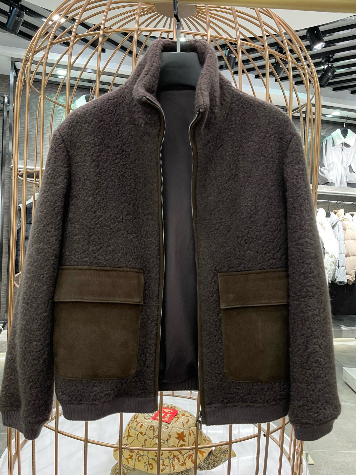 NO:598576,LP-A must-have lamb wool jacket for warm men in winter!  Wool lambswool + lp* goatskin spliced stand-up collar jacket brings warmth and texture to your body. When the soft warmth of wool and lambskin meets the light luxury texture of goatskin, this men's stand-up collar leather jacket is destined to become a weapon for 'looks and warmth' this winter. 1. Luxurious combination of materials, a double hit of touch and grade Fabric - wool and lambskin  The lambswool fabric made of pure wool feels as fluffy and soft as clouds, and does not feel tied when worn close to the body. The inherent warmth of wool allows it to easily withstand the cold wind in winter. Wearing it feels like being wrapped in a warm embrace, warming your skin from your skin to your heart. Fabric: goatskin  The goatskin pocket and zipper trim on the chest are a low-key statement of quality. The delicate sheepskin touch and lamb wool form a strong material contrast, which not only enhances the visual level, but also demonstrates the 'not compromising' taste in the details. You can feel the light luxury texture with a light touch. 2. The stand-up collar and dropped shoulders create a 'warm style' that is not flattering on the figure.  The stand-up collar design is neat and stylish, which can not only protect the neck from the cold wind, but also easily create a 'head-to-shoulder ratio' and make the face more delicate. The dropped-shoulder version is friendly to all body shapes, does not increase shoulder width or height, and can give a relaxed and casual boyfriend look whether you are a strong or slim figure. The short length is neat and not draggy, making it easy to control the 'street cool' or 'casual and casual' style.  The splicing process of lamb wool and goatskin is particularly exquisite, and every stitch and line is smooth and delicate without any abruptness. The wool fabric has been specially treated to prevent lint and pilling, and will remain fluffy and soft after long-term wear; the goatskin is finely tanned, and the touch becomes more delicate with use, making this jacket a 'winter comrade' that can accompany you for many years. Size 48-56 (packaged in Hong Kong Lane Crawford gift box), loro piana, jackets &  coats,sheepskin,alexander wang19860909LP-冬日暖型男必备羊羔毛外套！羊毛羊羔毛+lp*山羊皮拼接立领外套,把温暖与质感穿在身上 当羊毛羊羔毛的柔软暖意遇上山羊皮的轻奢质感,这款男士立领拼皮外套,注定成为这个冬天“颜值与保暖双在线”的穿搭利器. 一、材质奢侈组合,触感与档次的双重暴击 面料一羊毛羊羔毛 纯羊毛打造的羊羔毛面料,摸上去是云朵般的蓬松柔软,贴身穿也毫无扎感.羊毛天生的保暖性,让它能轻松抵御冬日寒风,穿上就像被温暖的怀抱包裹,从肌肤暖到心底. 面料二山羊皮 胸前的山羊皮口袋与拉链饰边,是品质的低调宣言.细腻的羊皮触感与羊羔毛形成强烈材质对比,不仅提升视觉层次,更在细节处彰显“不将就”的品味,轻轻一摸就能感受到轻奢质感. 二、版型立领落肩,打造不挑身材的“暖型格” 立领设计利落有型,既能护住脖颈抵御寒风,又能轻松打造“头肩比”,让脸型更显精致.落肩版型对各种身形友好,不挑肩宽、不压身高,无论是壮硕型还是偏瘦型身材,都能穿出松弛随性的男友感.短款长度利落不拖沓,轻松驾驭“街头潮酷”或“休闲随性”风格. 羊羔毛与山羊皮的拼接工艺尤为考究,每一针每一线都平整细腻,毫无突兀感.羊毛面料经过特殊处理,不易掉毛、起球,久穿依旧保持蓬松柔软；山羊皮则经过精细鞣制,触感越用越细腻,让这件外套成为能陪伴你多年的“冬日战友” 码数48-56(配香港连卡佛礼盒包装),,loro piana,jackets & coats,sheepskin,alexander wang,Men's clothing