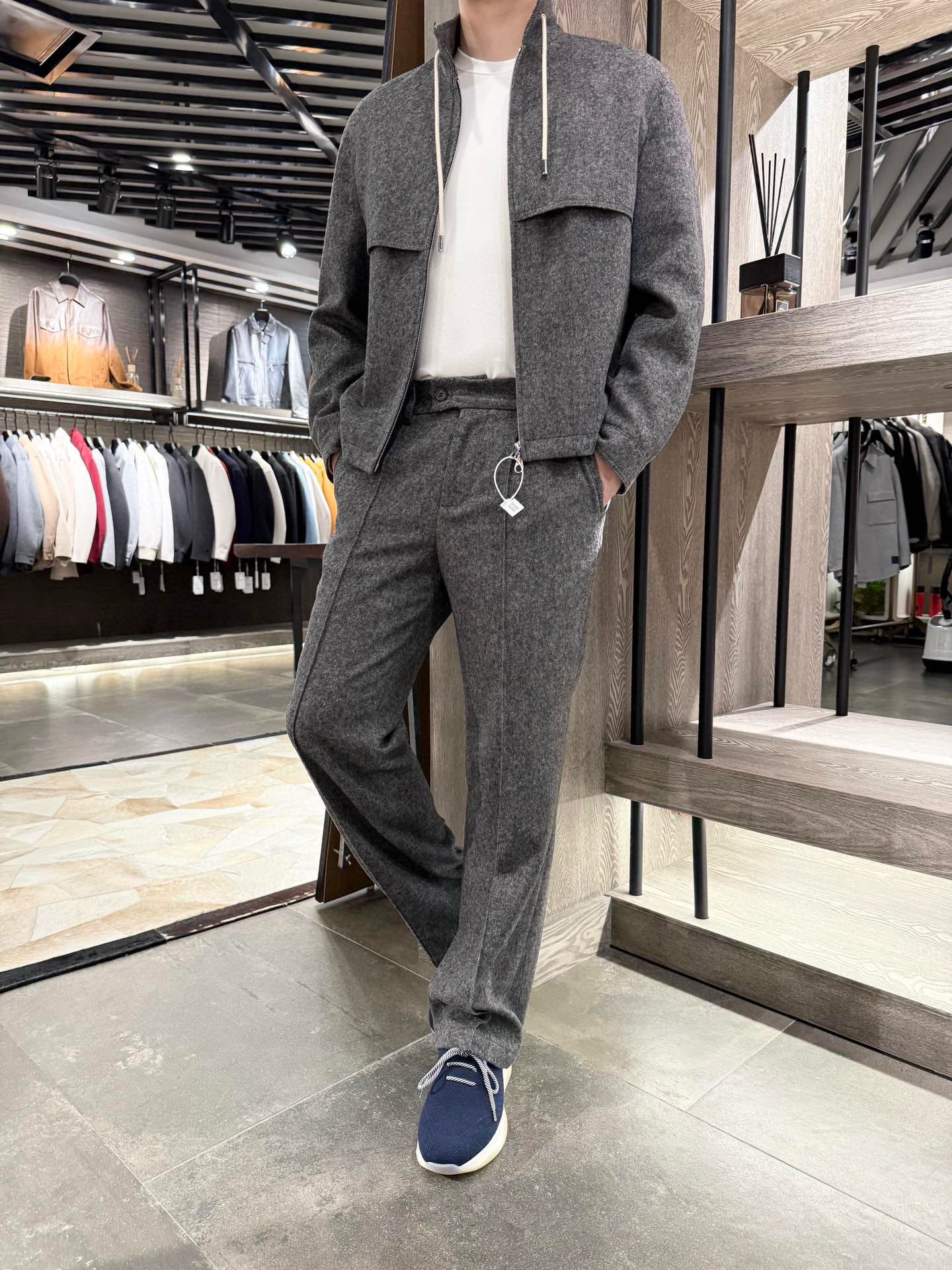 NO:598580,lp-The texture philosophy of the stand-up collar wool suit. When 'old money style' is no longer a simple style label, but has become a dual pursuit of relaxed texture and classic order, this stand-up collar wool jacket has become an excellent footnote - it hides the elegance accumulated over time into every inch of tailoring, and uses contemporary design language to deconstruct the dullness of the 'old school', making classics truly become daily wear and new items. 1. 'Space wisdom' in three-dimensional tailoring  The essence of the old money style lies in the pattern logic of 'seemingly casual, but actually sophisticated.' This jacket adopts three-dimensional tailoring technology and is slightly wider at the shoulder line. It not only retains the stiffness of the wool material, but also releases a relaxed atmosphere through the subtle silhouette - there is no sense of restraint when raising the hand, and layering sweaters will not look bloated. It perfectly balances the 'formal sense' and the 'casual sense'.  The length design can be called the 'golden ratio', just below the waistline. When paired with trousers of the same series, it can naturally divide the body proportions. Even if worn alone with jeans, the neat length of the dress can highlight the lines of the legs; and the slightly closed design of the cuffs not only continues the classic details of the retro jacket, but also forms a neat outline on the wrist. The watch or shirt cuffs exposed when raising the hands are all low-key expressions of old money style. 2. The 'temperature and decentness' of wool blended material  The fabric is made of a golden ratio of 55% wool + 45% polyester fiber. Wool's natural warmth and soft touch make the jacket a 'temperature armor' in autumn and winter, and it has a delicate and skin-friendly feel when worn close to the body. The addition of polyester fiber strengthens the wrinkle resistance and durability of the fabric. It can be stuffed into a bag for daily commuting and unfolded after sitting for a long time at work. It can still quickly restore a flat shape, adapting to the 'all-weather exquisite' life rhythm of old money.  Visually, the wool blended fabric presents a high-end matte texture, and the light gray tone has a 'low-saturation and high-end feel'. It is not as flamboyant as bright colors, but it has a delicate texture and luster in the change of light. Walking in the crowd, this 'matte luxury' is enough to become a recognizable mark. 3. The 'code language system' of exquisite old-money details  The drawstring stand-up collar version has its own retro aura, while the drawstring design of the neckline is infused with relaxation and ingenuity - tighten the drawstring, and the stand-up collar fits the neck, instantly switching to a more formal 'urban gentleman' mode; relax the drawstring, and the collar naturally droops, turning it into a casual and uninhibited 'weekend player'. It can be worn in two ways, which fully maximizes the 'multiple scene adaptability' of the old money style.  The plaid lining opens the placket, and the inside is a classic plaid lining - a light beige background interlaced with red and blue fine grids. This is a classic symbol derived from retro men's clothing. It not only creates a 'detailed easter egg' when exposed between putting on and taking off, but also silently echoes the aesthetic logic of 'reinterpretation of traditional elements' in the old money style, making the jacket stand up to scrutiny from the inside to the outside.  Invisible craftsmanship: the hemming of pocket edges, the smooth routing of body seams, the seamless integration of zippers and fabrics... All craftsmanship details are hidden in 'invisible' places, just like the aesthetic principles of the old money circle. Real sophistication never makes noise on the surface, but allows texture to penetrate into every place.  The beauty of it is that it not only has the 'noble background' brought by the wool material and three-dimensional tailoring, but also uses ingenious ideas such as drawstrings and plaid patterns to eliminate the 'old-school' sense of distance, ultimately turning the 'old money style' into a style language that can be daily, replicable, and growable - just like those real old money families who have made elegance a habit in their bones, and this coat is your ticket to a 'relaxed and textured life'.  Size 48-56 (model 180/140 wears 50, with Hong Kong Lane Crawford gift box packaging), loro piana, jeans, jackets & coats, sweaters, gold, alexander wang19860909lp-立领羊毛套装的质感哲学 当“老钱风”不再是简单的风格标签,而是成为一种对松弛质感与经典秩序的双重追求,这款立领羊毛外套便成了绝佳注脚——它把岁月沉淀的优雅藏进每一寸剪裁,又用当代设计语言解构“老派”的沉闷,让经典真正成为常穿常新的日常. 一、版型立体剪裁里的“空间智慧” 老钱风的精髓,在于“看似随意,实则考究”的版型逻辑.这款外套采用立体剪裁工艺,在肩线处做了微阔处理,既保留了羊毛材质自带的挺括感,又通过微妙的廓形释放出松弛氛围——抬手时无束缚感,叠穿毛衣也不会显臃肿,完美平衡“正式感”与“休闲感”. 衣长设计堪称“黄金比例”,恰好卡在腰线下方,搭配同系列西裤时能自然划分身材比例,哪怕单穿配牛仔裤,也能靠利落衣长衬出腿部线条；而袖口的微收设计,既延续了复古外套的经典细节,又在腕部形成利落轮廓,抬手间露出的腕表或衬衣袖口,都是老钱式精致的低调表达. 二、材质羊毛混纺的“温度与体面” 面料选取55羊毛+45聚酯纤维的黄金配比羊毛的天然保暖性与柔糯触感,让外套在秋冬能成为“温度铠甲”,贴身穿也有细腻亲肤感；聚酯纤维的加入则强化了面料的抗皱性与耐用度,日常通勤塞进包里、久坐办公后展开,依旧能快速恢复平整版型,适配“全天候精致”的老钱生活节奏. 视觉上,羊毛混纺面料呈现出高级的雾面肌理感,浅灰色调自带“低饱和度高级感”,不像亮色那般张扬,却在光线变化中泛着细腻的质感光泽,走在人群里,这份“哑光奢华”足以成为辨识度标识. 三、细节老钱式精致的“暗语系统” 抽绳立领立领版型本就自带复古气场,而领口的抽绳设计则注入了松弛巧思——拉紧抽绳,立领贴合脖颈,瞬间切换成偏正式的“都市绅士”模式；放松抽绳,领口自然垂落,又化身随性不羁的“周末玩家”,一绳两穿,把老钱风的“多元场景适配性”拉满. 格纹内衬翻开衣襟,内里是经典格纹衬里——浅米底色交织红蓝细格,这是源自复古男装的经典符号,既在穿脱间露出时制造“细节彩蛋”,又默默呼应老钱风对“传统元素再演绎”的审美逻辑,让外套从里到外都经得起推敲. 隐形工艺口袋边缘的包边、衣身接缝处的平整走线、拉链与面料的无缝嵌合……所有工艺细节都藏在“看不见”的地方,正如老钱圈层的审美准则真正的精致从不在表面喧哗,而是让质感渗透进每一处 它的妙处在于,既拥有羊毛材质与立体剪裁带来的“贵气底色”,又用抽绳、格纹这些巧思消解了“老派”的距离感,最终让“老钱风”变成一种可日常、可复制、可生长的风格语言——就像那些真正的老钱家族,把优雅活成了骨子里的习惯,而这件外套,正是你我通往“松弛质感人生”的入场券. 尺码48-56(模特180/140穿50,配香港连卡佛礼盒包装）,,loro piana,jeans,jackets & coats,sweaters,gold,alexander wang,Men's clothing