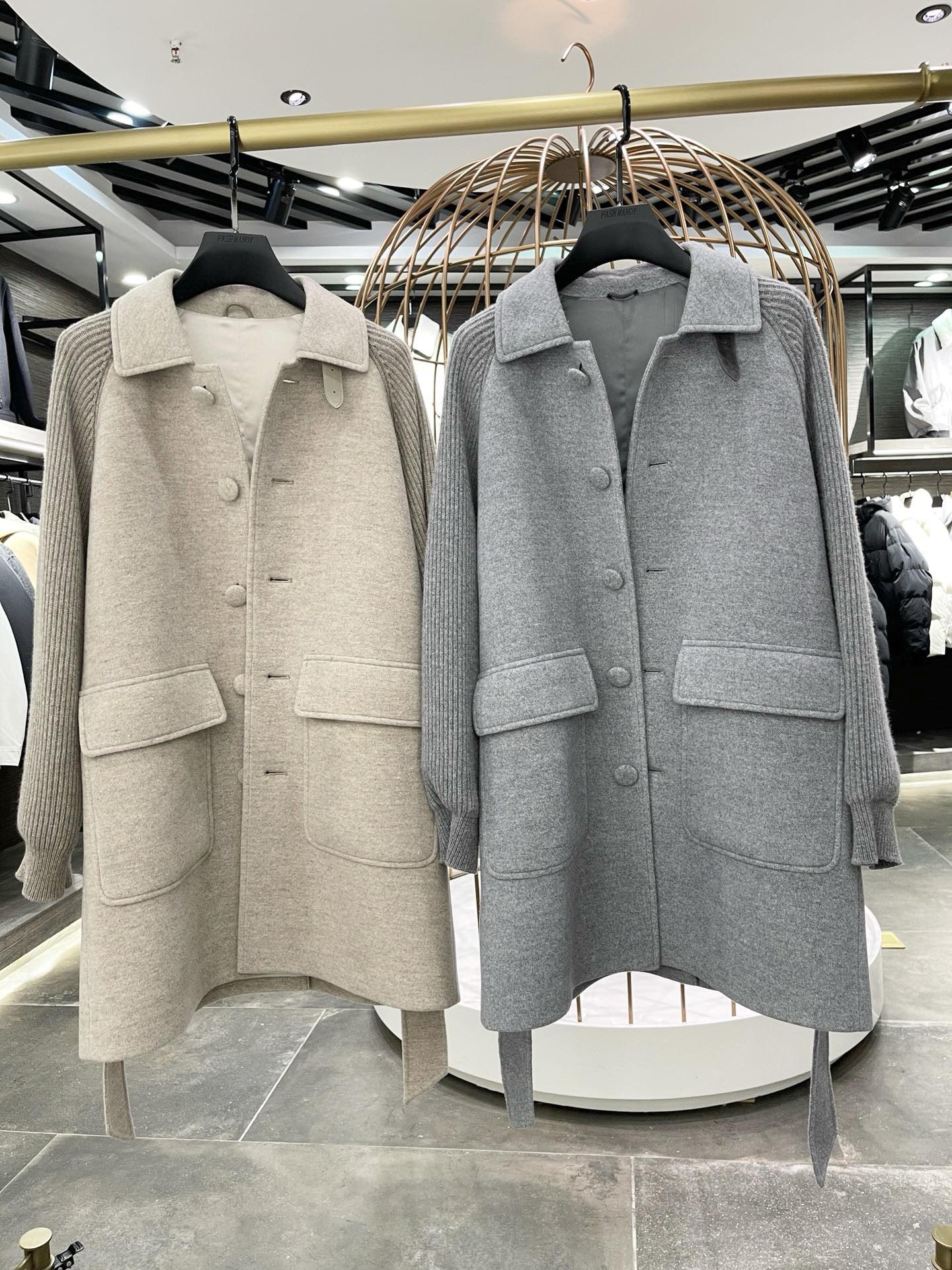 NO:598578,LP-Cashmere and wool knitted sleeve coat, large body cashmere and wool splicing #sheep wool sleeves, with large covered buttons of this fabric, the real thing is more textured, using #10 cashmere  It is a very precious textile raw material with many unique characteristics and advantages. Here are some of the main characteristics of cashmere Scarcity Cashmere is the fine fleece from the outer skin of goats. The production is very limited, accounting for only 0.2 of the world's total animal fiber production. This scarcity makes cashmere extremely rare and fine.  Quality and characteristics Cashmere is known as the 'fiber gem' and 'fiber queen'. Its fiber fineness, softness, warmth and comfort are superior to other fibers. The fiber diameter of cashmere is usually between 15-16 microns and the length is 35-45 mm. It has good elasticity and wear resistance.  Warmth insulation performance: Cashmere has excellent thermal insulation performance. Its thermal insulation effect is twice that of wool, and its weight is only one-fifth of wool. Comfortability Cashmere fiber has a smooth surface, good breathability, and is comfortable to wear.  Its light and soft characteristics allow cashmere products to provide good breathability and comfort while keeping warm. Durable cashmere has strong wear resistance and wrinkle resistance, and has a long service life. Although cashmere is more sensitive to acid, alkali and heat, it can maintain good appearance and performance with proper care. Touch and appearance of cashmere products  It feels soft, smooth and waxy, has a soft luster and is lightweight. The unique touch and elegant appearance of cashmere make it a symbol of high-quality life. Care and maintenance of cashmere products require careful care and avoid long-term friction with hard objects, coarse cloth, chemical fiber and other clothing. Proper maintenance can extend the service life of cashmere products and maintain their excellent performance.  #90 Wool Pure wool fabric has a lustrous feel, pure color, and natural and soft luster!  Characteristics of its fabric: 1. Hygroscopicity of wool Wool is a natural fiber with good hygroscopicity. Studies have shown that its hygroscopicity is better than conventional synthetic fibers and natural fibers such as cotton and silk under any temperature and humidity conditions. 2. Coolness of wool When the human body sweats, due to wool's high hygroscopicity, it can maintain the humidity of the air around the skin in a lower range, one of the reasons why it can keep you comfortable and dry. 3. Warmth retention Because wool has natural curls, it can form a lot of stagnant air.  The interval acts as a barrier. 4. Durability Wool has very good stretchability and elastic recovery, and has a special hair scale structure and excellent bending, so it also has good appearance retention. As for accessories, sheepskin is used, and its basic characteristics are light, thin, and soft. Sheepskin is famous for being light, thin, and soft, shiny, breathable, and flexible, with excellent luster and air permeability. Strong sheepskin has high strength and is durable!  The core issues that need to be paid attention to when cleaning include shrinkage and maintenance. Since sheep wool is a pure natural fiber, it shrinks easily after washing, so it is recommended to avoid frequent washing and try to choose dry cleaning. First of all, shrinkage problem sheep wool clothing will shrink after washing, because the fibers will shrink when the wool is exposed to water. In order to avoid shrinkage, it is recommended to avoid frequent washing, try to choose professional dry cleaning services, and use wool-specific detergents. Maintenance methods avoid friction and avoid friction with hard objects when wearing and washing to reduce pilling and deformation.  After proper drying and washing, avoid direct sunlight exposure and lay them flat in a ventilated place to dry to prevent hardening and fading. Different styles of wool clothing should be rotated to avoid deformation caused by wearing the same one for a long time. Moth-proof and mildew-proof products should be stored in a dry and ventilated place, and use anti-moth tablets or camphor wood strips. Sizes 48-56 (packaged in Hong Kong Lane Crawford gift box), loro piana, jackets & coats, sweaters, sheepskin, alexander wang19860909LP-羊绒拼羊毛针织袖大衣外套 大身羊绒羊毛拼接#绵羊毛袖身 搭配本布大包扣 实物更加有质感 采用的是#10羊绒 是一种非常珍贵的纺织原料,具有多种独特的特点和优势.以下是一些关于羊绒的主要特点稀缺性羊绒是山羊外表皮层的细绒,产量非常有限,仅占世界动物纤维总产量的0.2.这种稀缺性使得羊绒极为珍贵优良的品质和特性羊绒被誉为“纤维宝石”、“纤维皇后”,其纤维细度、柔软度、保暖性和舒适度等方面均优于其他纤维.羊绒的纤维直径通常在15-16微米之间,长度为35-45毫米,具有较好的弹性和耐磨性. 保暖性能羊绒的保暖性能极佳,其保暖效果是羊毛的两倍,而重量仅为羊毛的五分之一.舒适度羊绒纤维表面光滑,透气性好,穿着舒适. 其轻盈柔软的特性使得羊绒制品在保暖的同时也能提供良好的透气性和舒适度.耐用性羊绒具有较强的耐磨性和抗皱性,使用寿命较长.尽管羊绒对酸、碱和热较为敏感,但在适当的护理下可以保持较好的外观和性能.触感和外观羊绒制品手感柔软、滑糯,光泽柔和,重量较轻.羊绒的独特触感和优雅外观使其成为高品质生活的象征.保养和维护羊绒制品需要精心保养,避免与硬物、粗布、化纤等衣物长时间摩擦.正确的保养可以延长羊绒制品的使用寿命并保持其优良性能. #90羊毛 纯毛面料有膘光感,颜色纯正,光泽自然柔和！其面料特点 1、羊毛的吸湿性羊毛是一种吸湿性较好的天然纤维,研究表明,无论在何种温湿度条件下,其吸湿性均优于常规的合成纤维和棉、蚕丝等天然纤维. 2、羊毛的凉爽感当人体出汗时,由于羊毛具有高吸湿性,可维持皮肤周围空气的湿度在一个较低的范围内变化,能保持舒适干爽的原因之一. 3、保暖性因羊毛具天然卷曲,可以形成许多不流动的空气 区间作为屏障. 4、耐用性羊毛有非常好的拉伸性及弹性恢复性,并具有特殊的毛鳞结构以及极好的弯曲性,因此它也有很好的外观保持性. 关于配饰采用的是羊皮,其基本特性 轻、薄、软羊皮以轻、薄、软著称 光泽、透气、柔韧具有优良的光泽和透气性 坚牢羊皮的强度较高,耐用 ！关于清洗需要注意的核心问题包括缩水和保养.由于绵羊毛是纯天然纤维,它在水洗后容易缩水,因此建议避免频繁水洗,尽量选择干洗. 首先,缩水问题绵羊毛衣物在水洗后会缩水,因为羊毛遇水后纤维会收缩.为了避免缩水,建议避免频繁水洗,尽量选择专业的干洗服务,并使用羊毛专用的洗涤剂. 保养方法避免摩擦穿着和洗涤时避免与硬物摩擦,以减少起球和变形. 适当晾干洗涤后避免直接阳光暴晒,应平铺在通风处晾干,以防变硬和褪色. 轮换穿着不同款式的羊毛服装应轮换穿着,避免长时间穿着同一件导致变形. 防蛀防霉存放时应在干燥通风处,并使用防蛀药片或香樟木条. 尺码48-56（配香港连卡佛礼盒包装）,,loro piana,jackets & coats,sweaters,sheepskin,alexander wang,Men's clothing