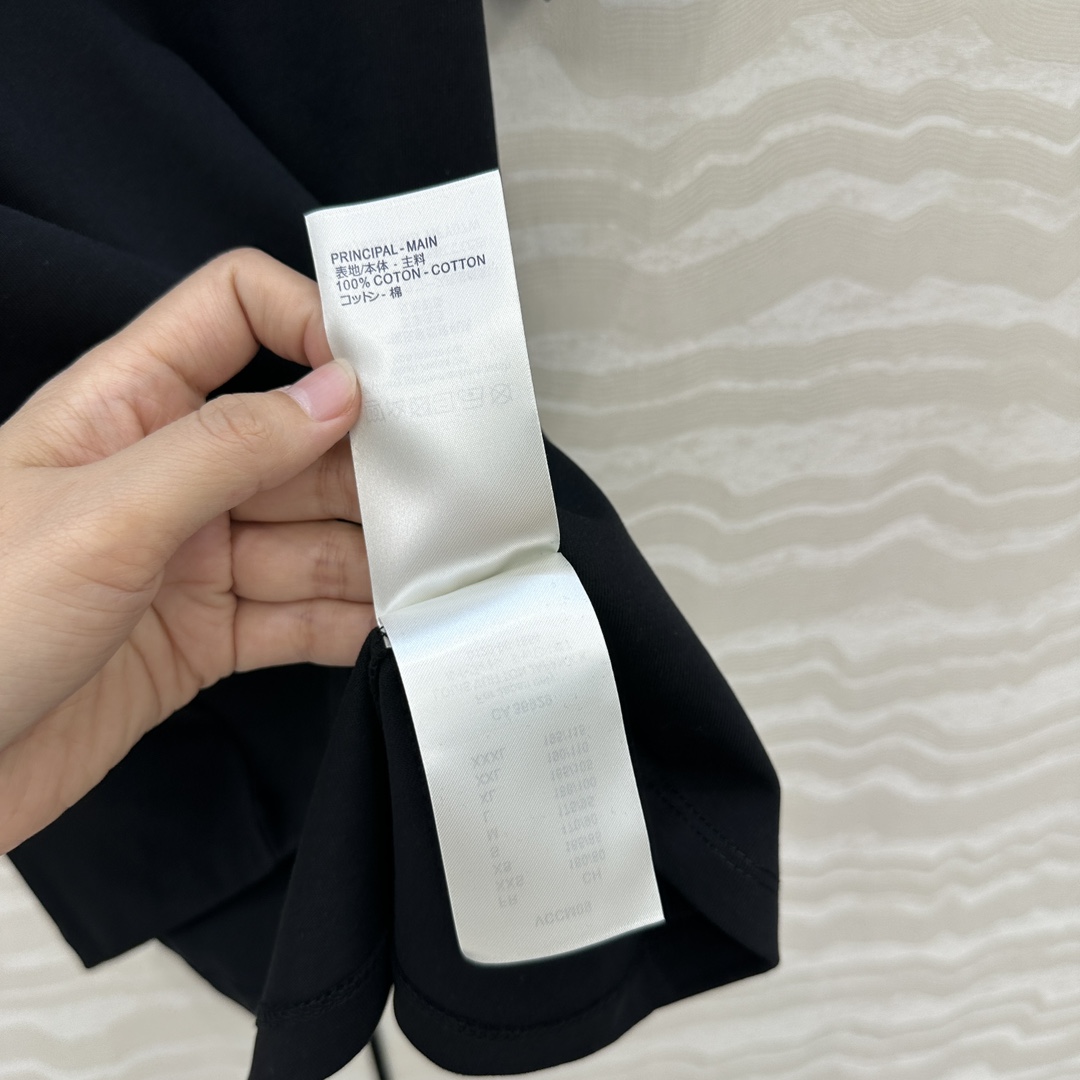 爆单推荐❤️原单品质，L26早春新品系列MONOGRAM定位烫钻logo牛仔贴布口袋短袖T恤。取材柔软舒