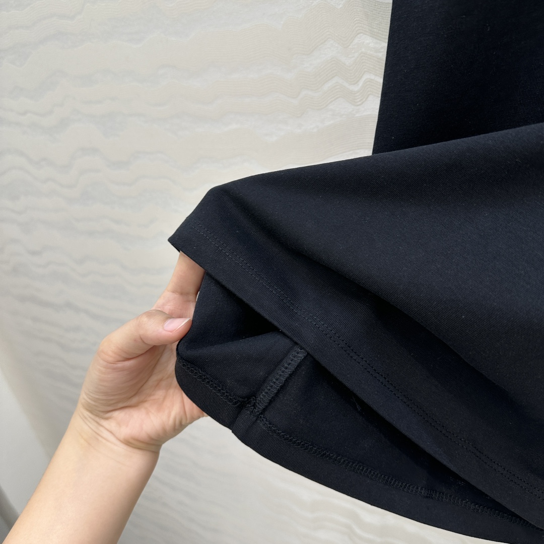 爆单推荐❤️原单品质，L26早春新品系列MONOGRAM定位烫钻logo牛仔贴布口袋短袖T恤。取材柔软舒