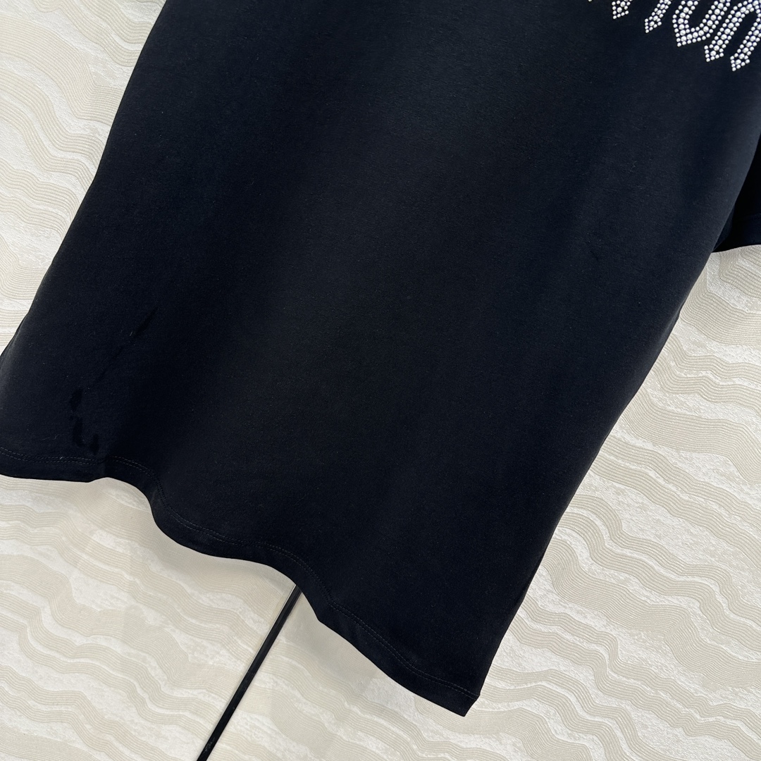 爆单推荐❤️原单品质，L26早春新品系列MONOGRAM定位烫钻logo牛仔贴布口袋短袖T恤。取材柔软舒