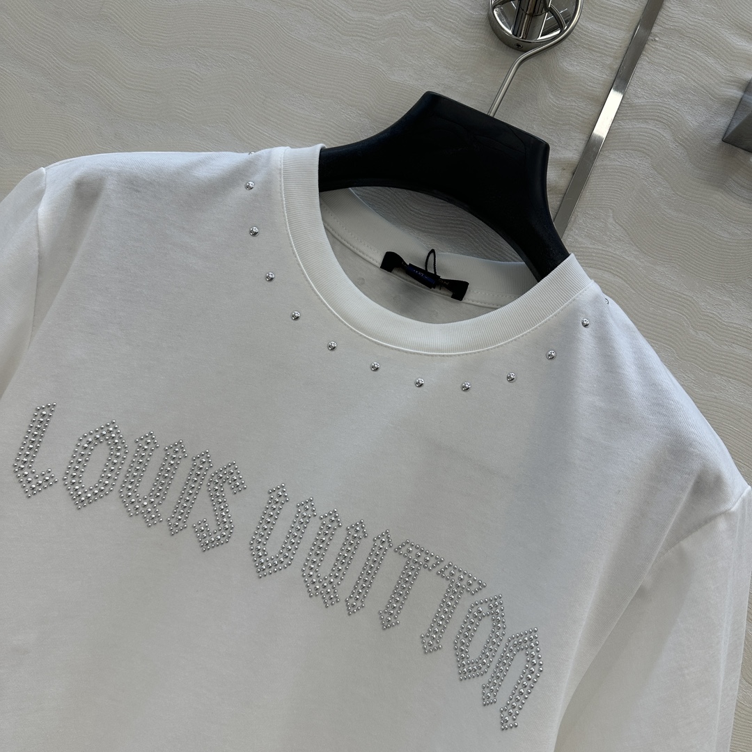 爆单推荐❤️原单品质，L26早春新品系列MONOGRAM定位烫钻logo牛仔贴布口袋短袖T恤。取材柔软舒