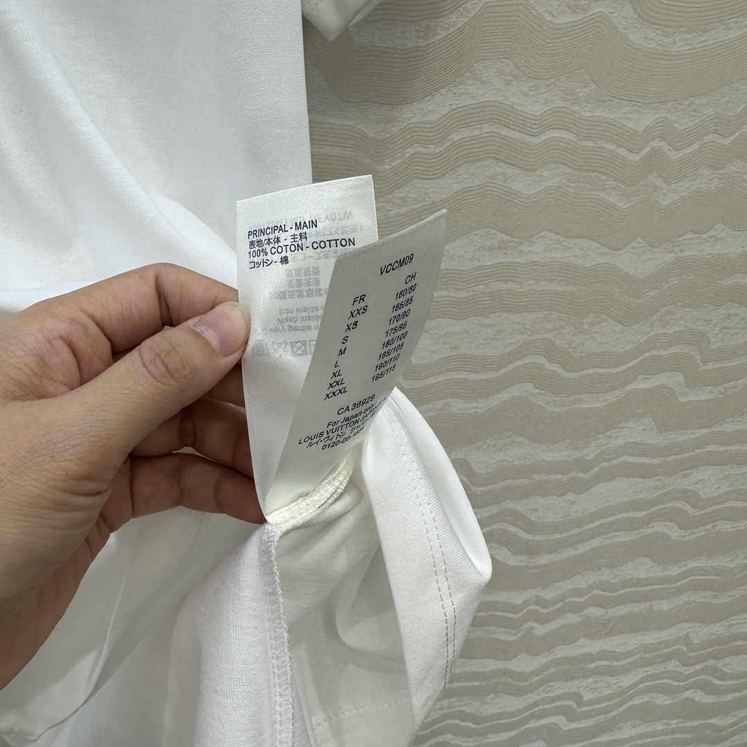 爆单推荐❤️原单品质，L26早春新品系列MONOGRAM定位烫钻logo牛仔贴布口袋短袖T恤。取材柔软舒