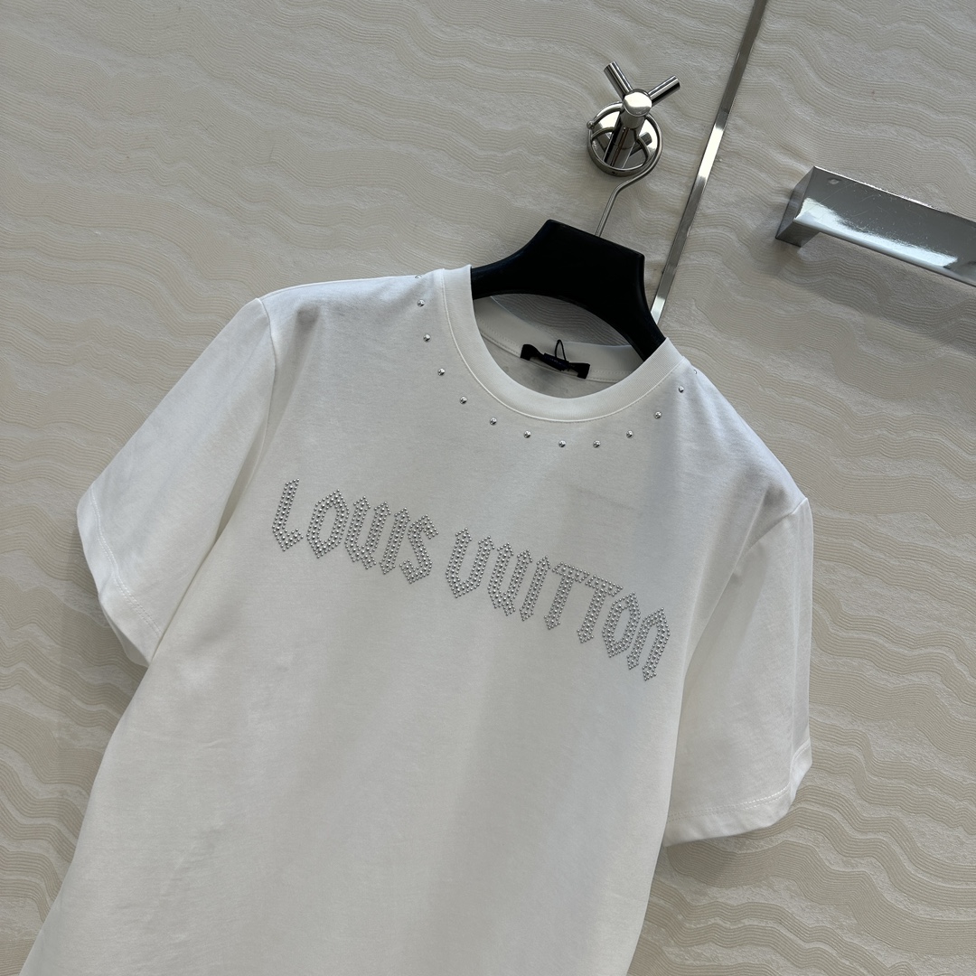 爆单推荐❤️原单品质，L26早春新品系列MONOGRAM定位烫钻logo牛仔贴布口袋短袖T恤。取材柔软舒