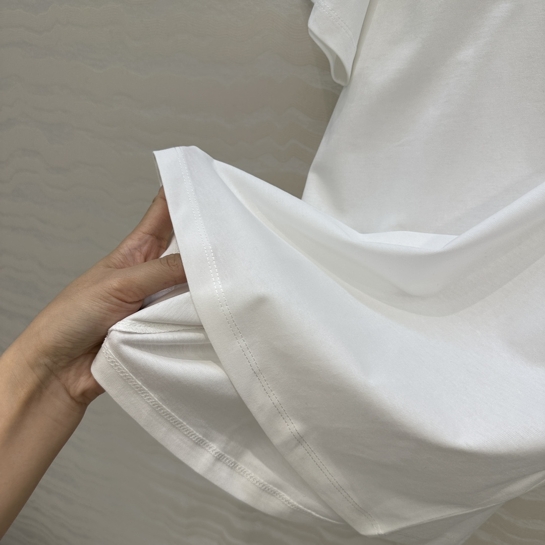 爆单推荐❤️原单品质，L26早春新品系列MONOGRAM定位烫钻logo牛仔贴布口袋短袖T恤。取材柔软舒