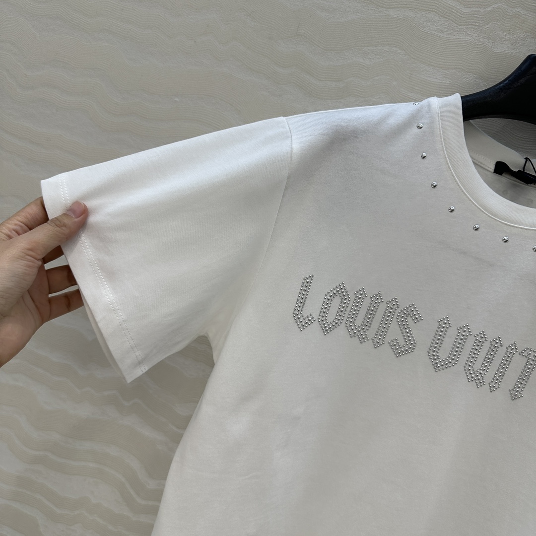 爆单推荐❤️原单品质，L26早春新品系列MONOGRAM定位烫钻logo牛仔贴布口袋短袖T恤。取材柔软舒