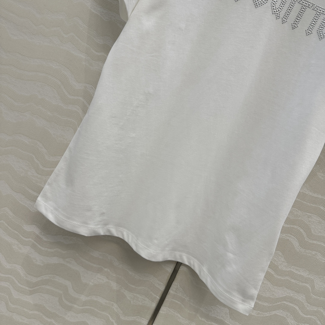 爆单推荐❤️原单品质，L26早春新品系列MONOGRAM定位烫钻logo牛仔贴布口袋短袖T恤。取材柔软舒