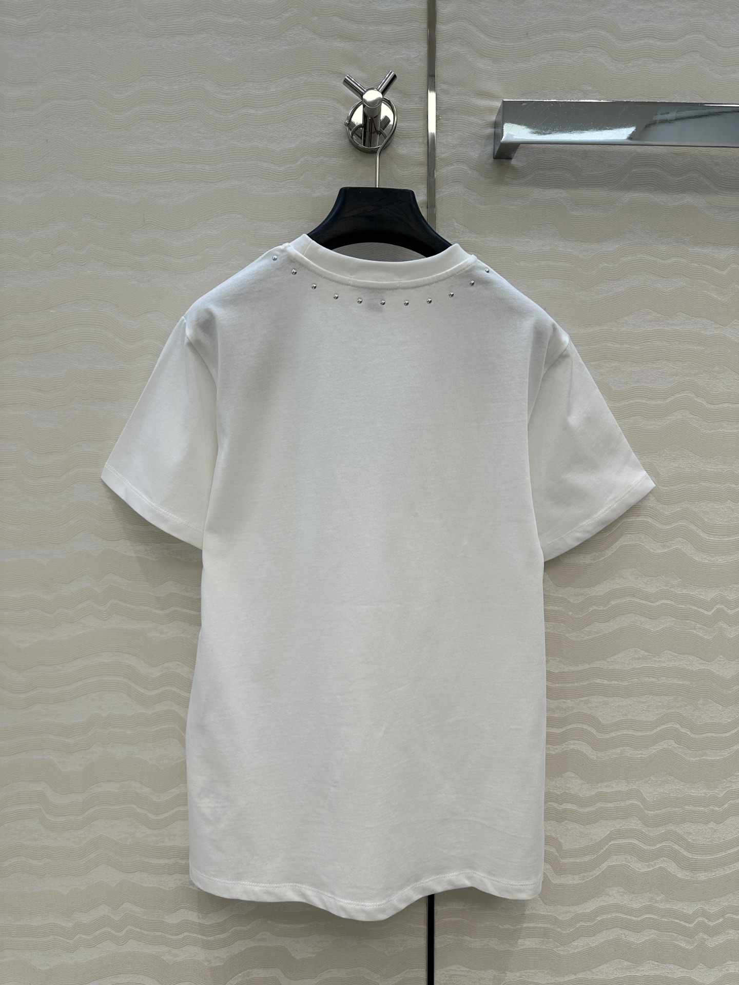 爆单推荐❤️原单品质，L26早春新品系列MONOGRAM定位烫钻logo牛仔贴布口袋短袖T恤。取材柔软舒