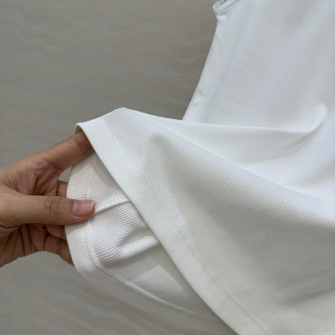 爆单推荐❤️原单品质，CE26早春新品，气质蕾丝花边小背心，，时髦精必备单品解锁所有穿搭！定位刺绣凯旋门