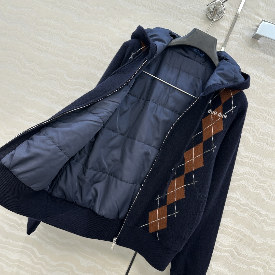 高端原单品质❤️miu系少女学院风穿搭！重工羊毛针织棉服。18针工艺定位菱格减龄学院风。进口羊毛纱线针织