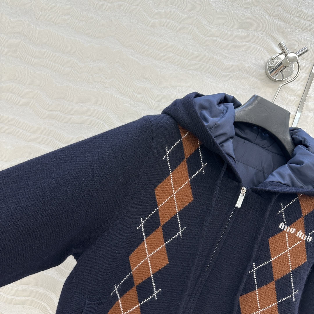 高端原单品质❤️miu系少女学院风穿搭！重工羊毛针织棉服。18针工艺定位菱格减龄学院风。进口羊毛纱线针织