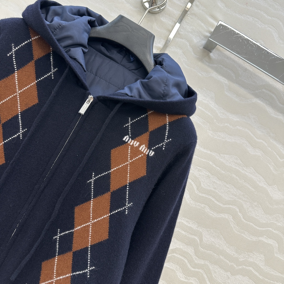 高端原单品质❤️miu系少女学院风穿搭！重工羊毛针织棉服。18针工艺定位菱格减龄学院风。进口羊毛纱线针织