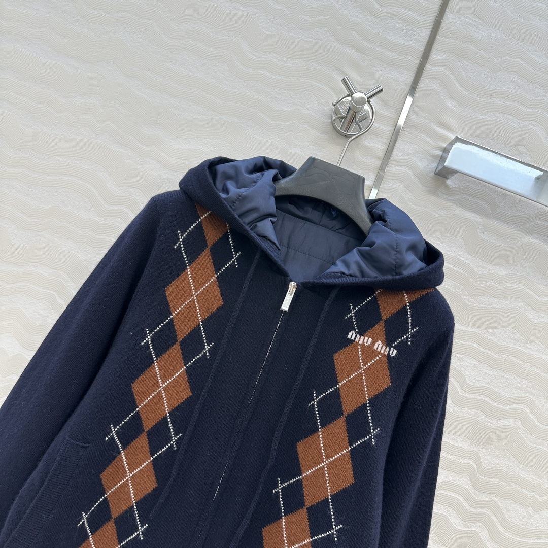 高端原单品质❤️miu系少女学院风穿搭！重工羊毛针织棉服。18针工艺定位菱格减龄学院风。进口羊毛纱线针织