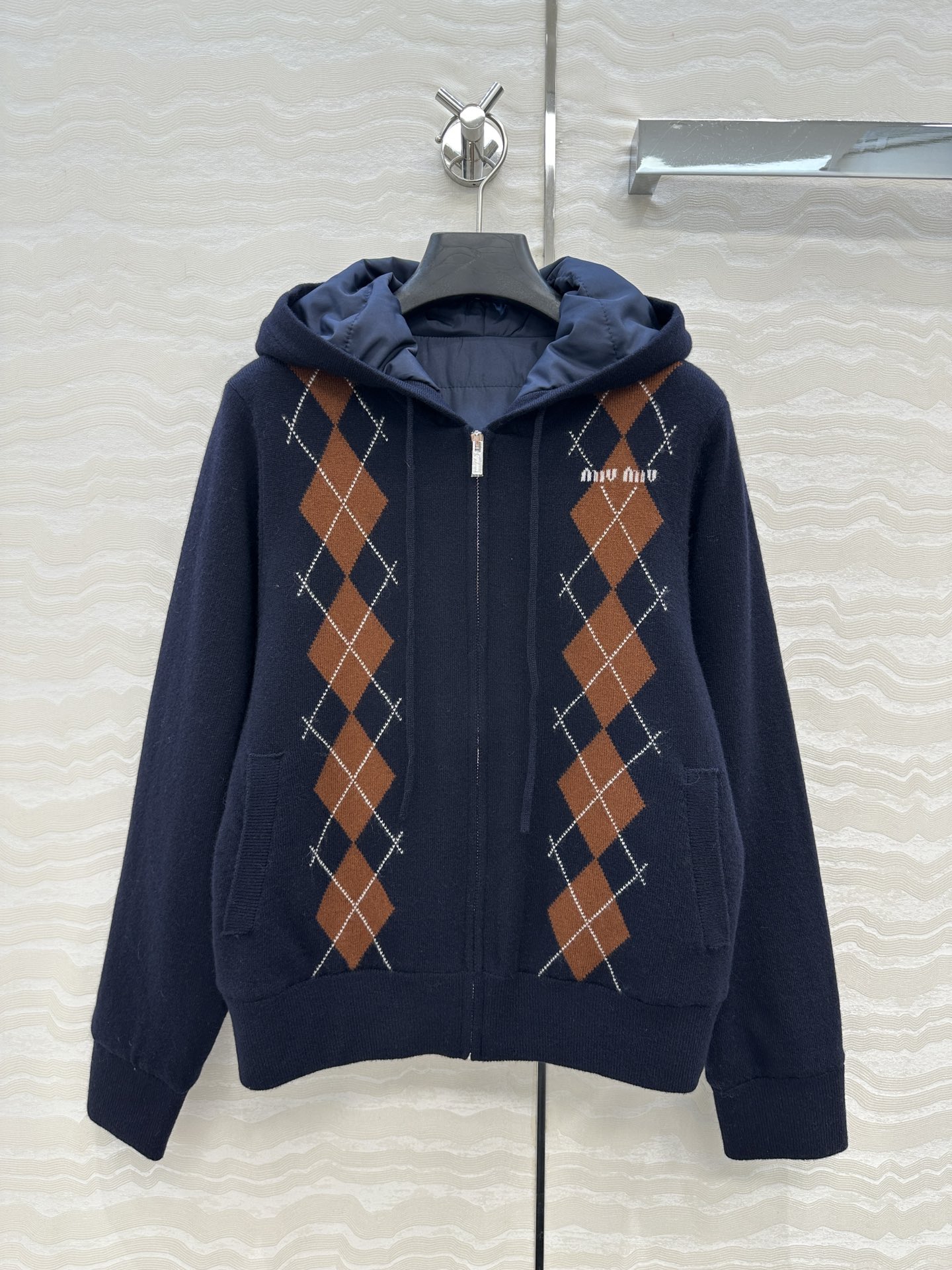 高端原单品质❤️miu系少女学院风穿搭！重工羊毛针织棉服。18针工艺定位菱格减龄学院风。进口羊毛纱线针织