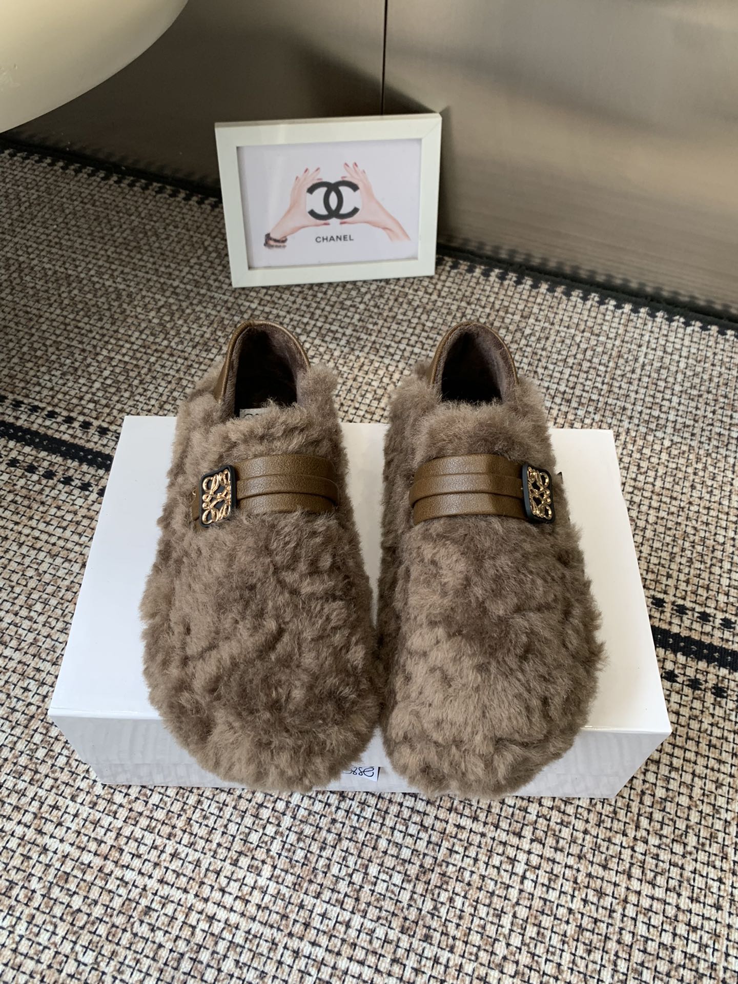 NO:615430,LOEWE 25ss autumn and winter series wool back-stepping bun shoes. I was attracted by this brand when it came out. I searched for it for a long time before I found it. It’s really hard to find a pair of shoes. It’s really super good-looking. My sisters gave me the size of 35-40 (40 custom-made). Maomao shoes, loewe19860909LOEWE 25ss 秋冬系列 羊毛 后踩 包子鞋 这个品牌刚出我就心动了 代购找很久才买到货,真的一鞋难求,真的超级好看,姐妹们给我冲 码数35-40（40定做）,毛毛鞋,loewe,Women's Shoes