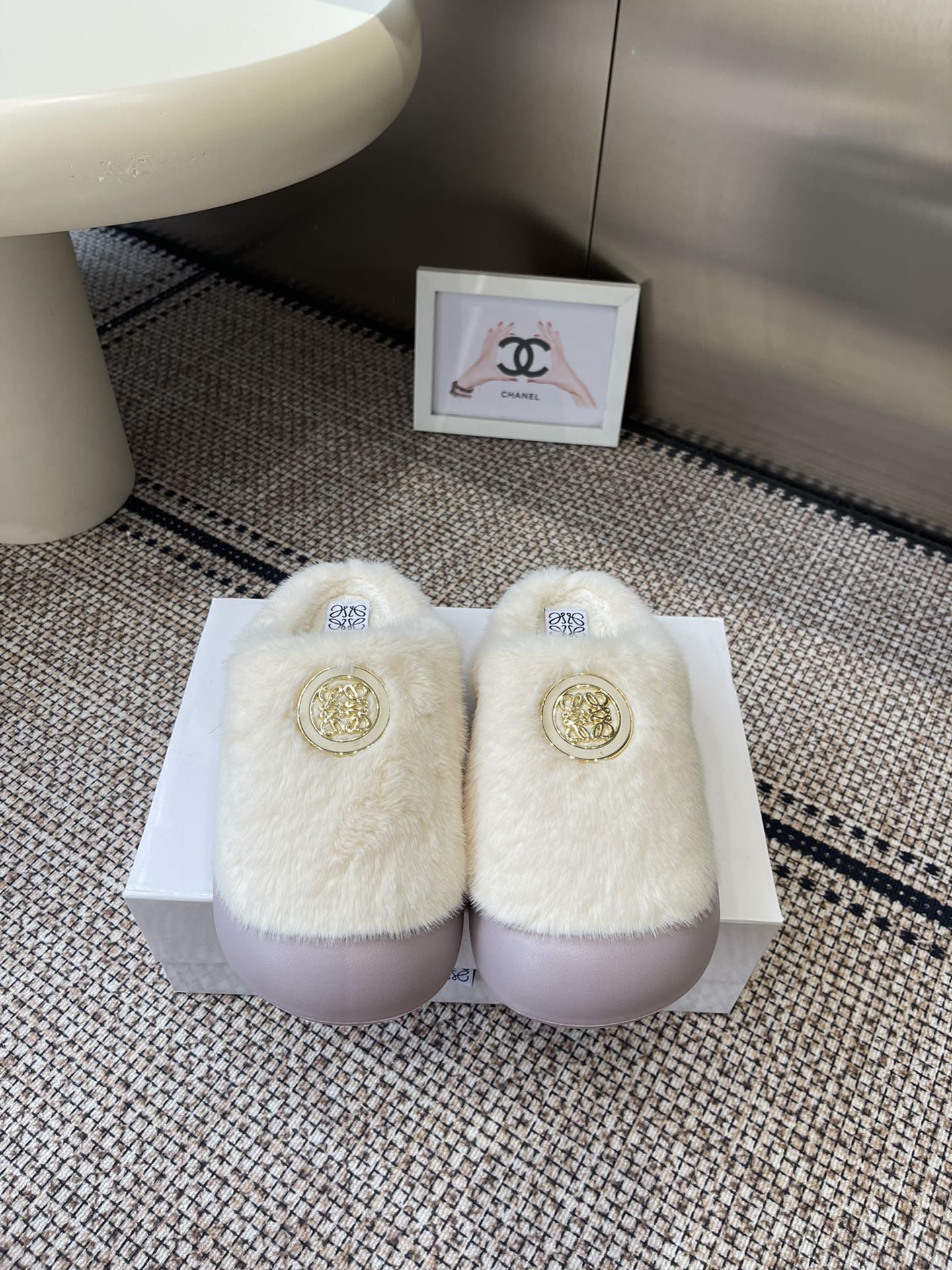 NO:615420,LOEWE 25ss new autumn style wool slippers Ease three-petal head full leather wrapped Birkenstock shoes imported lamb wool material extremely comfortable, very recognizable, both beautiful and practical, comfortable but not monotonous wool slippers imported fur upper, lining fur/body, the entire foot is wrapped in real wool, wear-resistant PU outsole Size 35-41 (40  41 custom-made), semi-furry shoes, loewe, loewe, slippers19860909LOEWE 罗意威 25ss开秋新款 毛拖鞋 Ease三连花瓣头 全皮包裹博肯鞋 进口羊羔毛材质 舒适度极高,非常具有辨识度,美貌与实用并存舒适而不单调的毛拖鞋 鞋面进口皮毛一体,内里皮毛/体,整个垫脚包裹全真羊毛,耐磨pu大底 码数35-41 (40 41订做）,半拖毛毛鞋,loewe,loewe,slippers,Women's Shoes