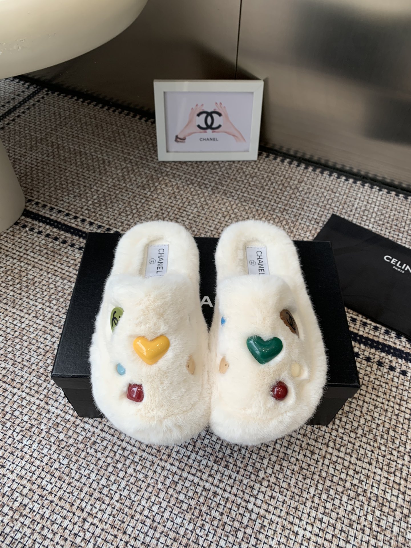 NO:615424,Chanel classic double C furry slippers for all seasons!  This fur flip flop is really cute ~ Soft and fluffy fur, comfortable and warm feet! Increases height and makes the legs longer! It is casual and lazy with socks in autumn and winter. The upper feet are really beautiful and fashionable! So beautiful and beautiful! Imported wool, delicate, soft and silky rubber outsole, size 35-39 (40 41 custom-made), semi-furry shoes, chanel, slippers, socks19860909Chanel 经典四季双C毛毛拖鞋！这款毛拖真的是真太可爱了～ 柔软蓬松的毛毛,舒服暖脚! 增高显腿长! 秋冬搭配袜子休闲又慵懒 上脚真的好看又时髦!美腻美爆了! 进口羊毛,手感细腻柔软丝滑 橡胶大底 码数35-39（40 41订做）,半拖毛毛鞋,chanel,slippers,socks,Women's Shoes