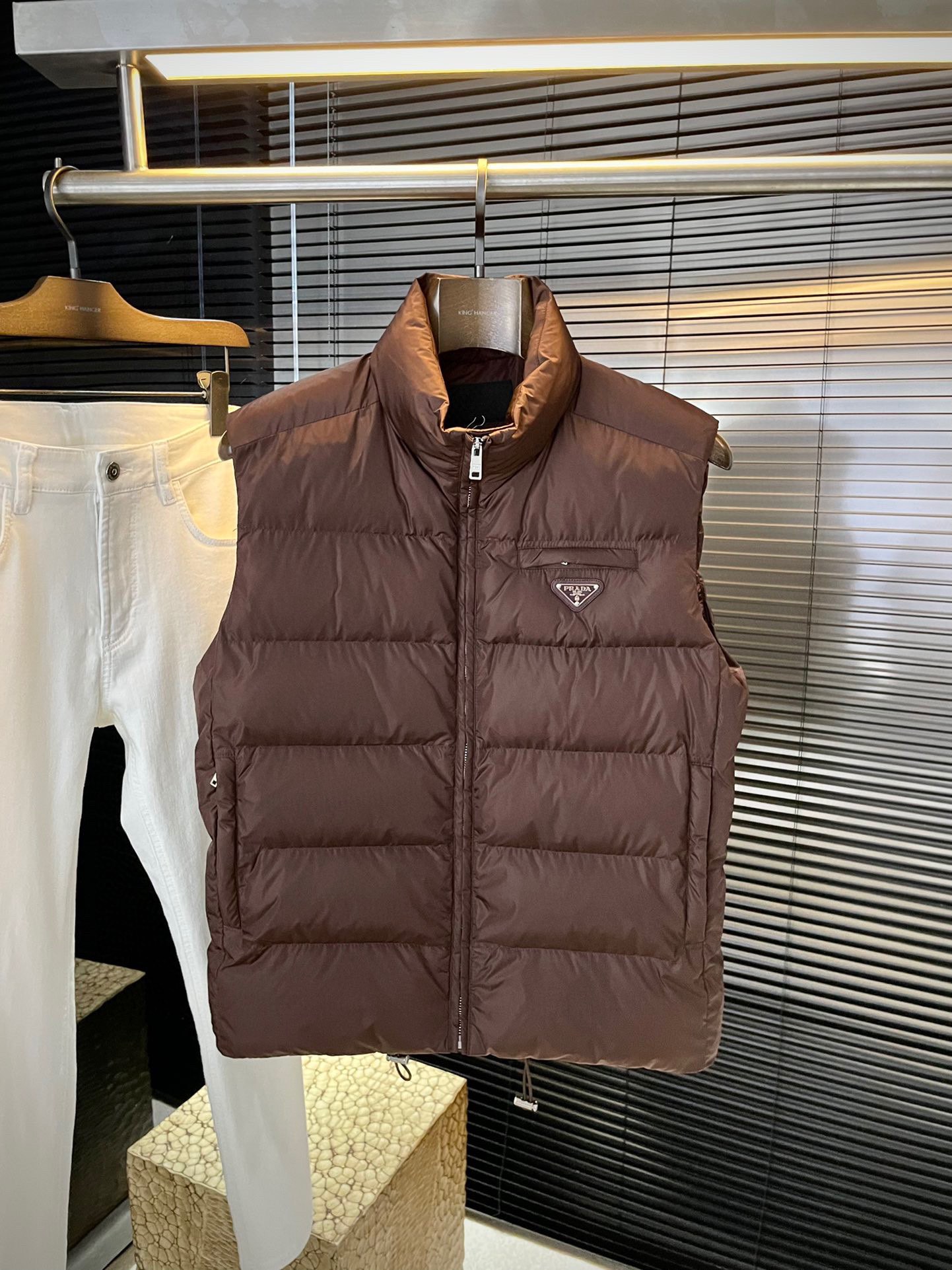 NO:599985,P PRAD (Pula) 2025 autumn and winter new products, foreign trade company orders, simple style fashionable quilted vest, imported original high-quality nylon fabric, the sag and gloss are definitely refreshing, more youthful and energetic, the workmanship is neat and smooth, all the hardware accessories are supplied by customers with top accessories. At first glance, it is a high-end fabric. This fabric is all custom-woven. There is nothing picky about it outside. This kind of vest is for regular wear and is very practical. Size  46-52,,prada,prada,alexander wang19860909P  PRAD（普拉）2025秋冬新品 外贸公司订单 简约风格时尚夹棉马甲 进口原版高品质锦纶面料,垂度和光泽绝对是提气,更显青春活力,车工走线整齐平整,所有五金附料都是客供带顶级配件 一看就是高档的面料 这种面料都是定织的 外面根本就没有 无任何有挑剔的地方 这样的一件马甲属于常备常穿的,实用性很强.尺码 46-52,,prada,prada,alexander wang,Men's clothing