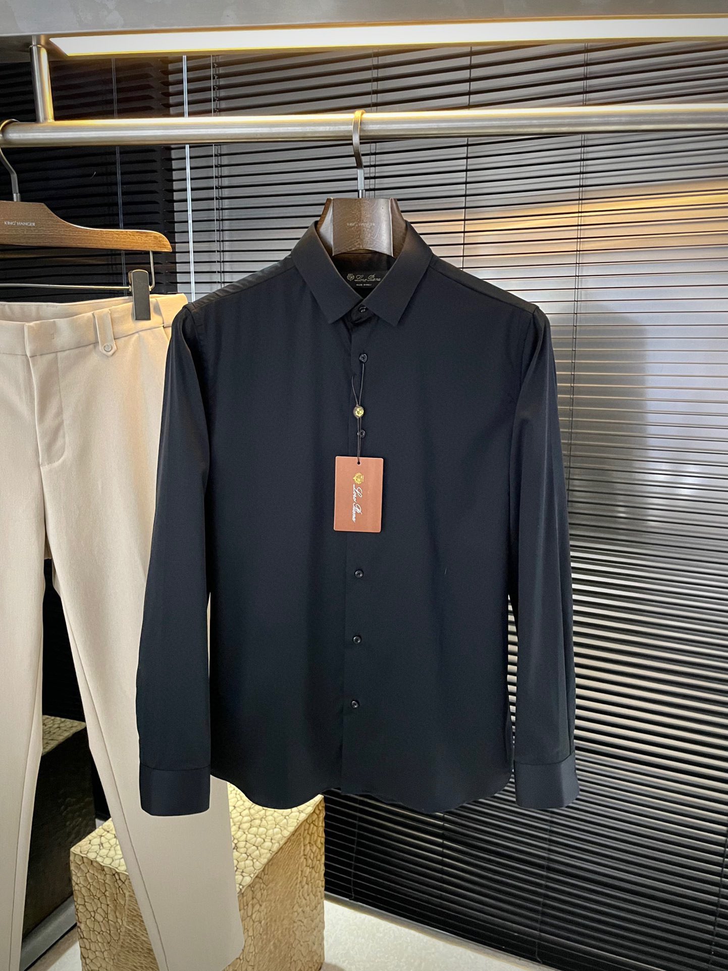 NO:599988,P LP (Nuo You Pian Ya) 2025 autumn and winter new products reinterpret the classic elements while adding the latest trend accessories favored by fashion people. The simple style makes you more personalized, and the special fabric shows the elegant gentleman style. The special cotton shirt fabric presents you with a different haute couture shirt. It is soft and skin-friendly, has a smooth and delicate feel, is straight to wear, and the tailoring belongs to SLIM FIT. It is absolutely crisp and handsome!  It is a slim-fitting style and is a good choice for daily wear or business occasions. It is high-quality and is perfect for business and casual wear!  Size 48-58,,loro piana,shirts,alexander wang19860909P LP（诺悠翩雅）2025秋冬新品 重新诠释经典元素的同时,最新潮流配饰 时尚人士的青睐 简约的风格令您更具个性,特殊面料展现典雅绅士风范.特殊棉衬衫面料为你呈现不一样的高定衬衣 绵软亲肤,手感柔滑细腻,穿着笔挺,剪裁属于SLIM FIT 绝对挺括帅气的版型！属于修身款式 百搭日常或者商务场合都是很好的选择,高品质的,商务休闲完美帅气驾驭！尺码 48-58,,loro piana,shirts,alexander wang,Men's clothing