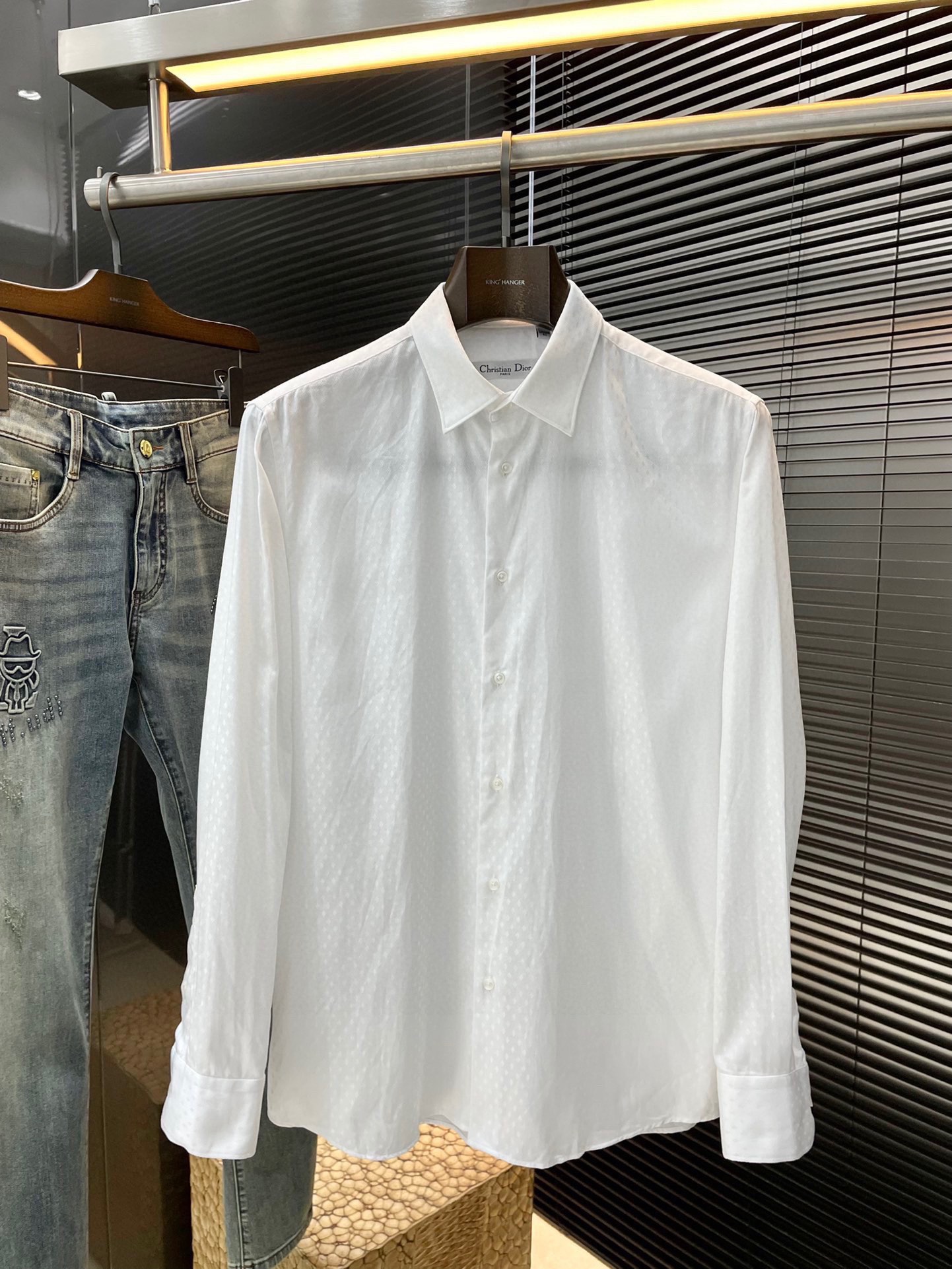 NO:599991,P Dio - (Dior) 2025 autumn new product, the same style as the stars, while reinterpreting classic elements, the latest trend accessories are favored by fashion people. The simple style makes you more personalized, and the cotton fabric shows the elegant gentleman style. The special shirt fabric presents you with a different high-end shirt. Soft and skin-friendly, smooth and delicate to the touch, straight to wear, the cut is SLIM FIT, absolutely crisp and handsome!  It is a slim-fitting style and is a good choice for daily wear or business occasions. It is high-quality and is perfect for business and casual wear!  Size 48-56,,dior,dior,shirts,alexander wang19860909P  Dio-（迪奥）2025秋季新品 明星同款 重新诠释经典元素的同时,最新潮流配饰 时尚人士的青睐 简约的风格令您更具个性,棉面料展现典雅绅士风范.特殊的衬衫面料为你呈现不一样的高定衬衣 绵软亲肤,手感柔滑细腻,穿着笔挺,剪裁属于SLIM FIT 绝对挺括帅气的版型！属于修身款式 百搭日常或者商务场合都是很好的选择,高品质的,商务休闲完美帅气驾驭！尺码 48-56,,dior,dior,shirts,alexander wang,Men's clothing