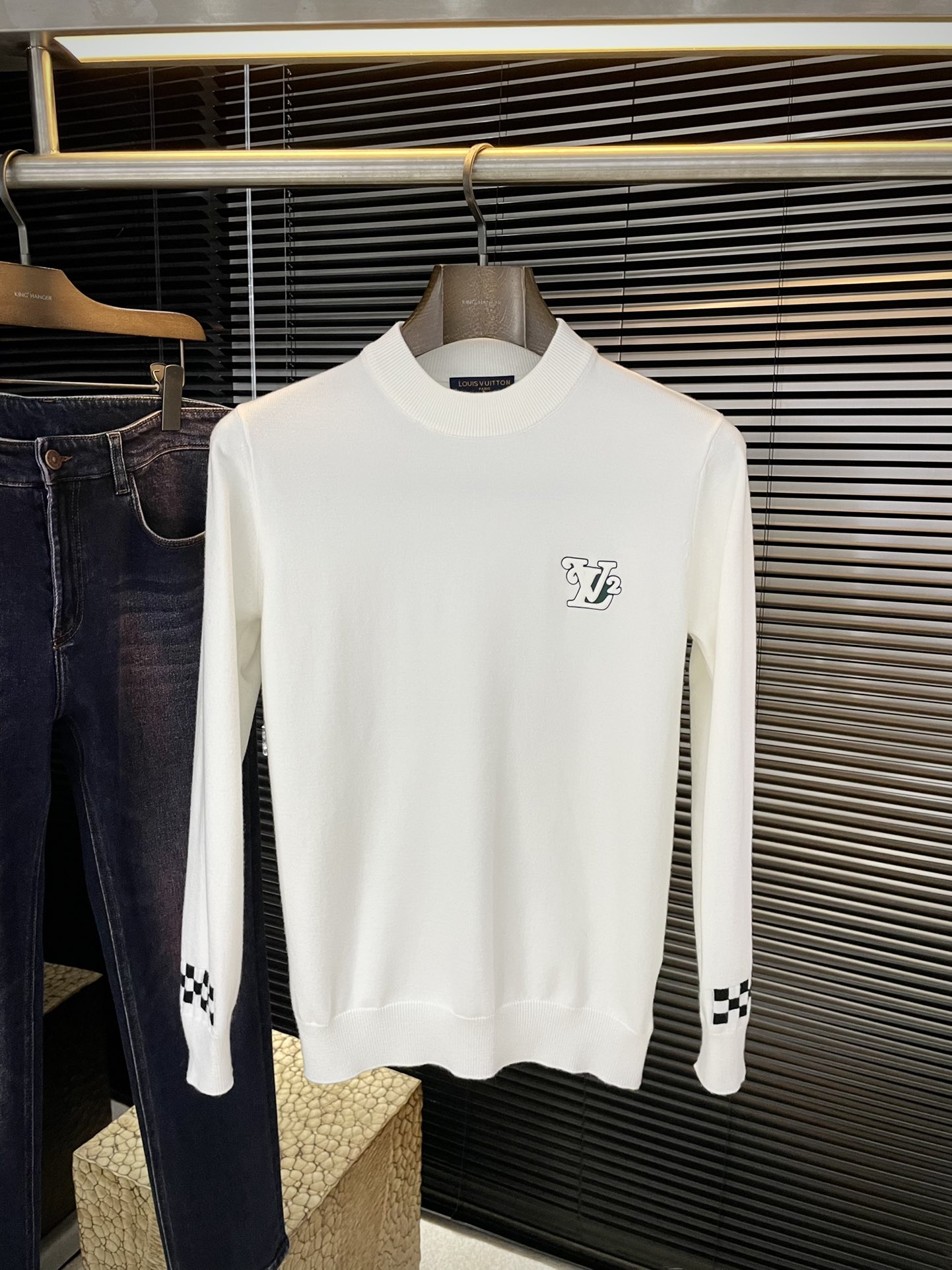 NO:599997,P LOUIS VU (Louis) 2025 autumn and winter new sweaters. This year’s latest fabric is imported first-class Tencel wool fabric. It is simple, elegant and easy to match. The matching is personalized and fashionable, which means you don’t have to think for too long about what to wear when you wake up in the morning. You can never go wrong with simple casual wear. It is full of fashion when worn with multiple layers!  Size M to XXXL,,louis vuitton,louis vuitton,sweaters,alexander wang19860909P  LOUIS VU（路易）2025秋冬季新品毛衣,今年最新面料采用进口一等品天丝羊毛面料,简单大方易搭配 搭配个性时尚,就是你早上起来不用思考太久要穿什么.而简单休闲永远不会出错.穿出多层次感潮犯十足！尺码 M一XXXL,,louis vuitton,louis vuitton,sweaters,alexander wang,Men's clothing