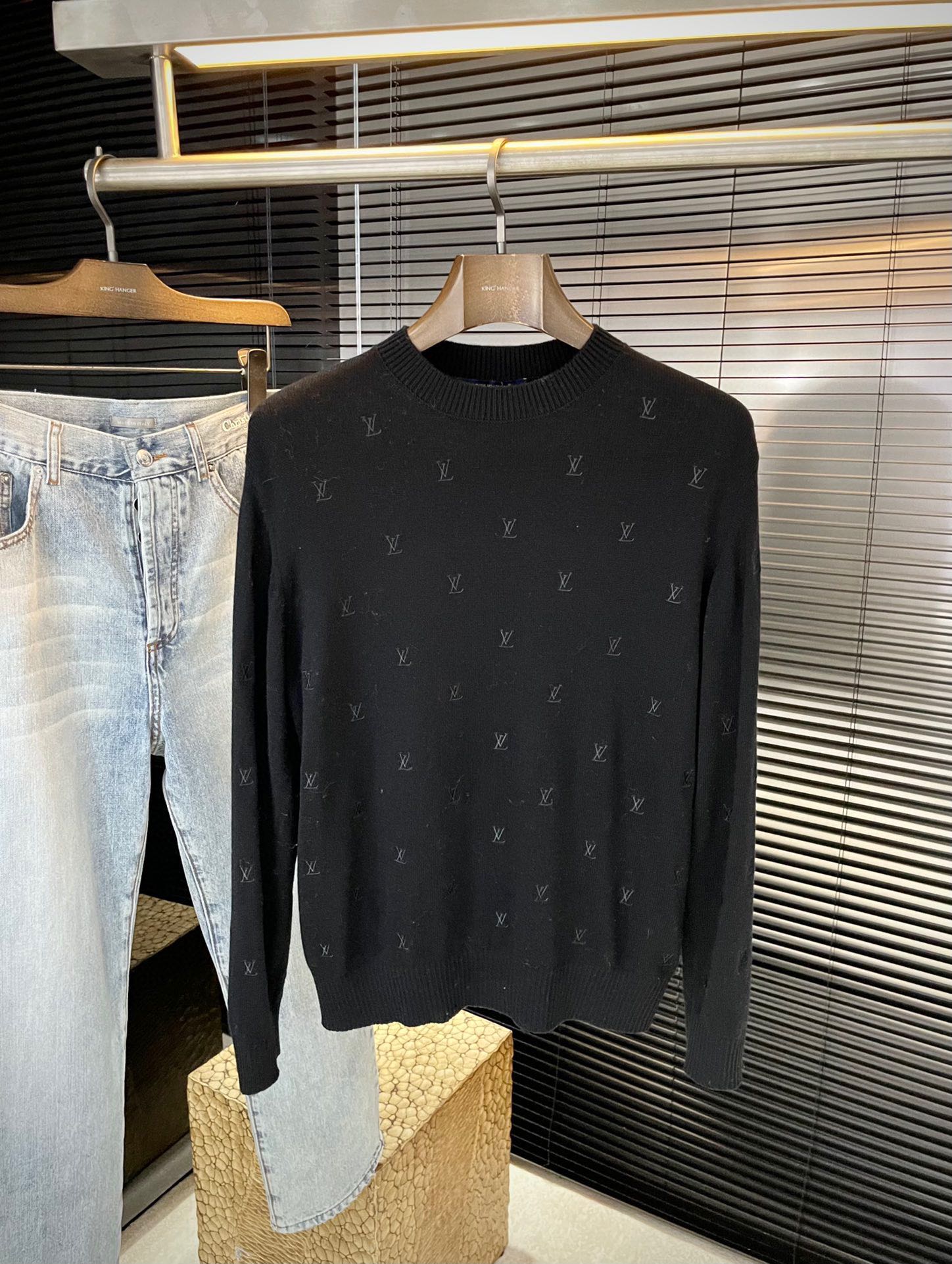 NO:599975,P LOUIS VU (Louis) autumn all-over embroidered pullover sweater. Purchase the original version 14970. We use high-end 50 Basulan wool as the wool.  For coloring and dyeing, Basulan wool is very soft and fluffy compared to ordinary wool. It feels smooth and is not easy to pill or resist pilling. The color is more vivid and does not stick to the flesh, and is more skin-friendly. Basulan 50 wool has an anti-pilling test of level 3-4. It is truly non-pilling, non-fading, and is the same for men and women. Sizes S M L XL, Louis Vuitton, Louis  vuitton,sweaters,alexander wang19860909P  LOUIS VU（路易）秋季满身绣花套头毛衣 购入原版 14970. 毛料我们选用高端50巴素兰羊毛 进行打色以及定染,巴素兰羊毛和普通羊毛相比,巴素兰羊毛的毛质很柔软、蓬松,它摸起来会很光滑,穿着不容易起球、抗起球、色泽更鲜颜不扎肉,更贴肤,巴素兰50羊毛,3-4级的抗起球检测,是真正的做到了不起球、不掉色、男女同款 尺码 S M L XL,,louis vuitton,louis vuitton,sweaters,alexander wang,Men's clothing