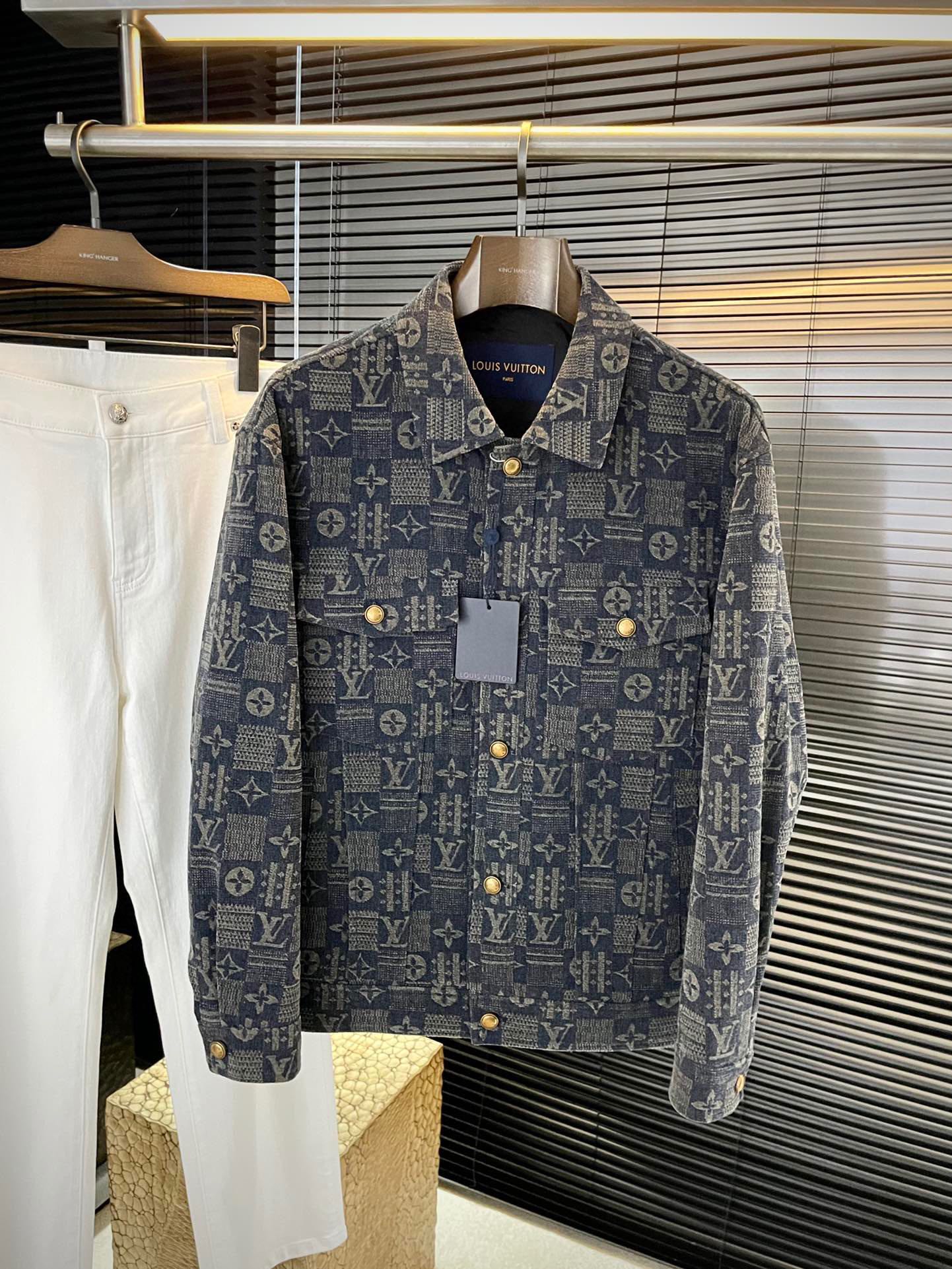 NO:599978,P LOUIS VU (Louis) has the same style as the autumn counter, a super popular brand this year!  Celebrities from all walks of life are chasing after each other crazily!  Denim jacket, a must-have product for autumn. Handsome, very versatile, jacquard fashionable, stylish upper body. Standard accessory for stylish men. Size M-3XL,,louis vuitton,louis vuitton,jackets & coats,alexander wang19860909P  LOUIS VU（路易）秋季专柜同款,今年超级热门的品牌！各路明星小鲜肉疯狂追逐！牛仔外套,秋季必备良品 帅气十足,十分百搭,提花个性时尚,上身有型 型男的标配品 码数 M-3XL,,louis vuitton,louis vuitton,jackets & coats,alexander wang,Men's clothing