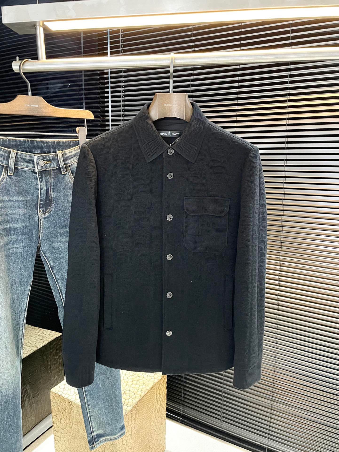 NO:599981,P FEND (Fendi) highly recommended!  New autumn and winter products are on sale at the same time on the official website. Simple and elegant jacket. Imported original high-quality viscose fabric. The drape and luster are definitely uplifting. The placket design is more youthful and energetic. The workmanship is neat and smooth. All hardware accessories are supplied by customers and have top-quality logo accessories. At first glance, they are high-end fabrics. These fabrics are custom-woven. They are good products from regular large factories. There is nothing picky about them. This kind of jacket is for regular wear and is very practical. Size  48-56,,fendi,fendi,jackets & coats,jackets & coats,alexander wang19860909P  FEND（芬迪） 重磅推荐！秋冬新品 官网同步发售 简约大方夹克 进口原版高品质粘纤面料,垂度和光泽绝对是提气,门襟设计 更显青春活力,车工走线整齐平整,所有五金附料都是客供带logo顶级配件 一看就是高档的面料 这种面料都是定织的 正规大厂途径出来的好货,无任何有挑剔的地方 这样的一件外套属于常备常穿的,实用性很强.尺码 48-56,,fendi,fendi,jackets & coats,jackets & coats,alexander wang,Men's clothing