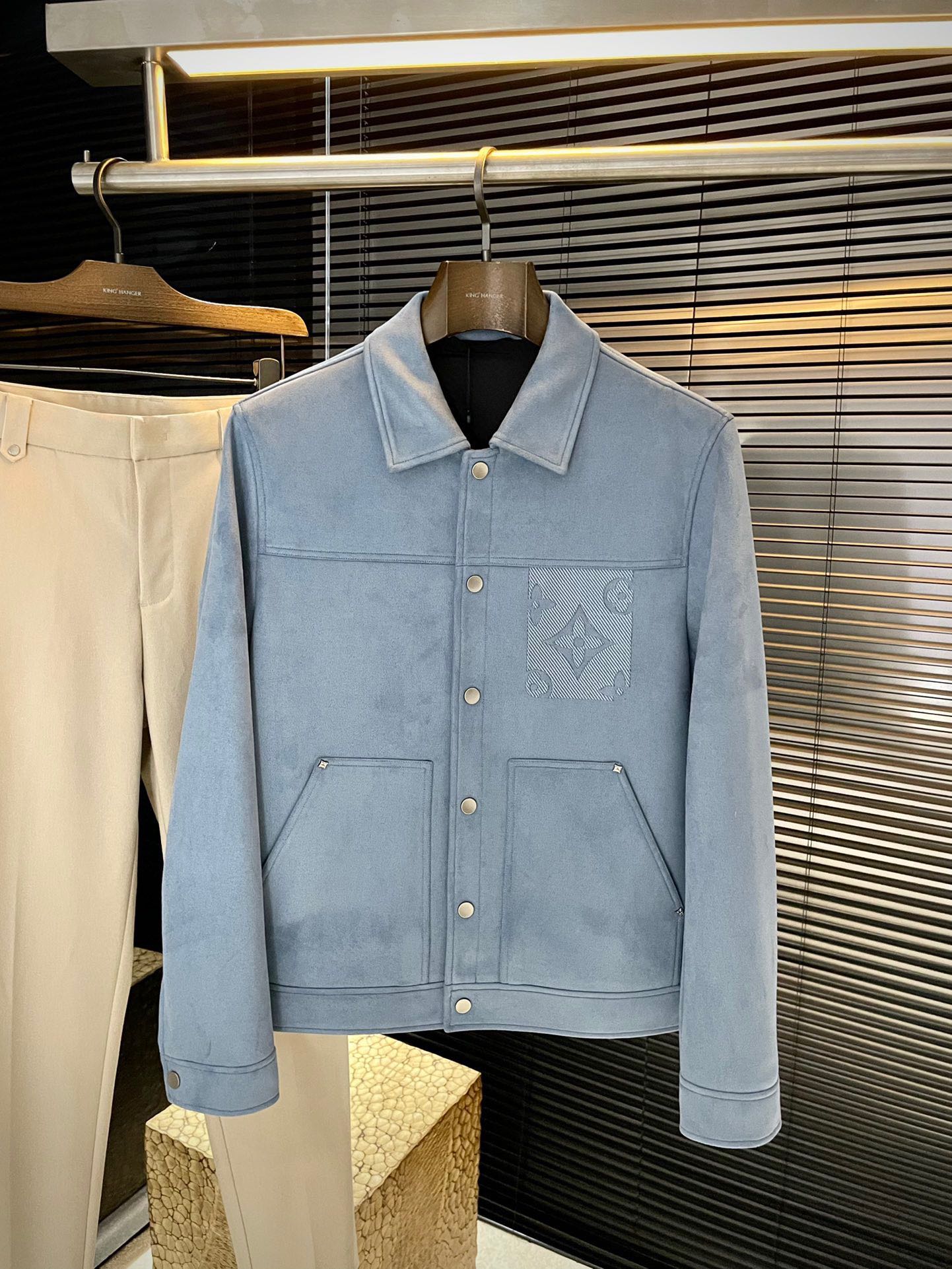 NO:599983,P LOUIS VU (Louis) highly recommended!  New autumn and winter products are on sale simultaneously on the official website. Simple and elegant jacket. Imported original high-quality polyester fiber fabric. The sag and gloss are definitely uplifting. The placket design makes it more youthful and energetic. The workmanship is neat and smooth. All hardware accessories are supplied by customers and have top logo accessories. At first glance, they are high-end fabrics. These fabrics are custom-woven. They are good products from regular manufacturers and there is nothing picky about them. This kind of jacket is for regular wear and is very practical. Size  48-56,,louis vuitton,louis vuitton,jackets & coats,jackets & coats,alexander wang19860909P LOUIS VU（路易）重磅推荐！秋冬新品 官网同步发售 简约大方夹克 进口原版高品质聚脂纤维面料,垂度和光泽绝对是提气,门襟设计 更显青春活力,车工走线整齐平整,所有五金附料都是客供带logo顶级配件 一看就是高档的面料 这种面料都是定织的 正规大厂途径出来的好货,无任何有挑剔的地方 这样的一件外套属于常备常穿的,实用性很强.尺码 48-56,,louis vuitton,louis vuitton,jackets & coats,jackets & coats,alexander wang,Men's clothing