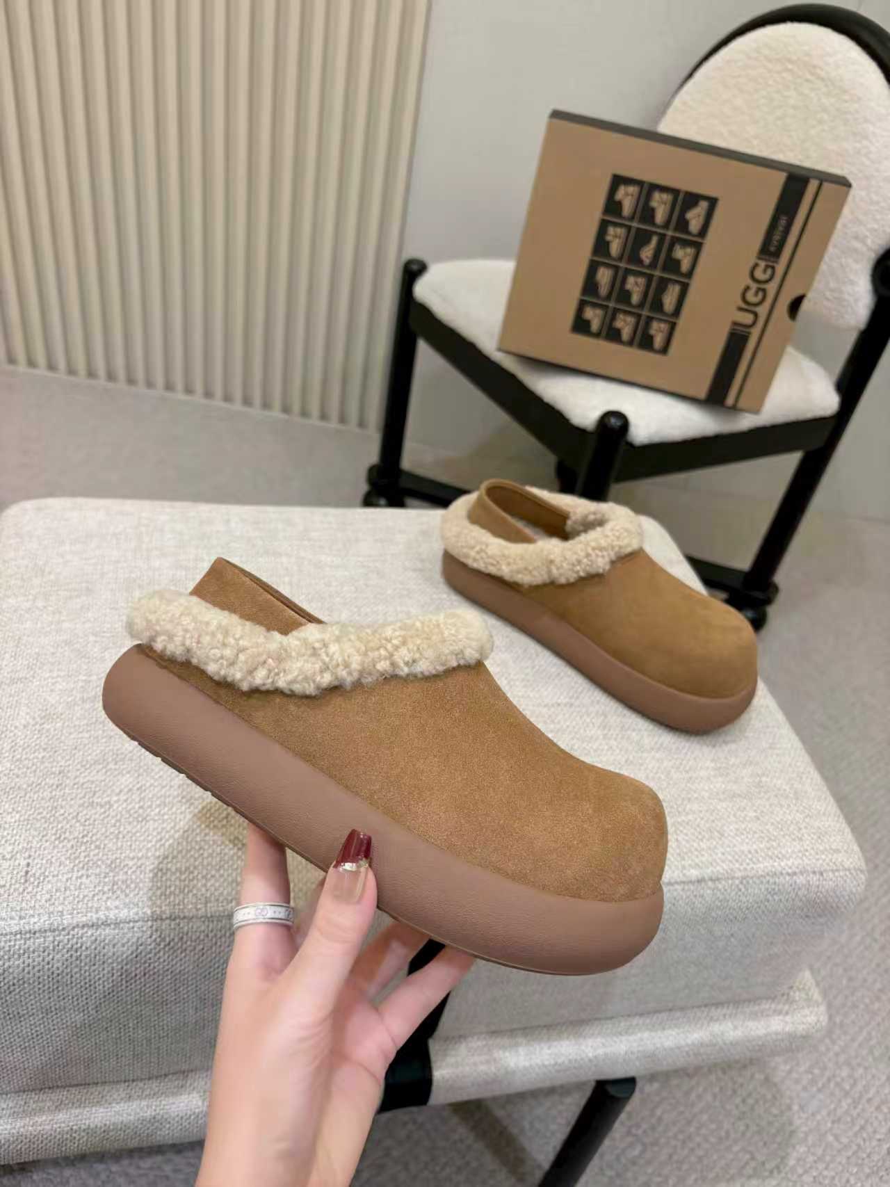 NO:589512,Actual price 2025UGG New Big Potato Snow Boots, popular thick-soled two-wear snow boots with heel, fashionable and comfortable, made of cowhide leather, wool lining, and foot wool. Color: chestnut brown, walnut, sand color, code number 35～40,,boots,cowhide19860909实价 2025UGG新大土豆雪地靴 大爆款厚底带后跟两穿雪地靴,时尚舒适,面料牛皮,内里羊毛,垫脚羊毛. 颜色栗色 羚羊棕 胡桃木 沙色 码数35～40,,boots,cowhide,Men's shoes