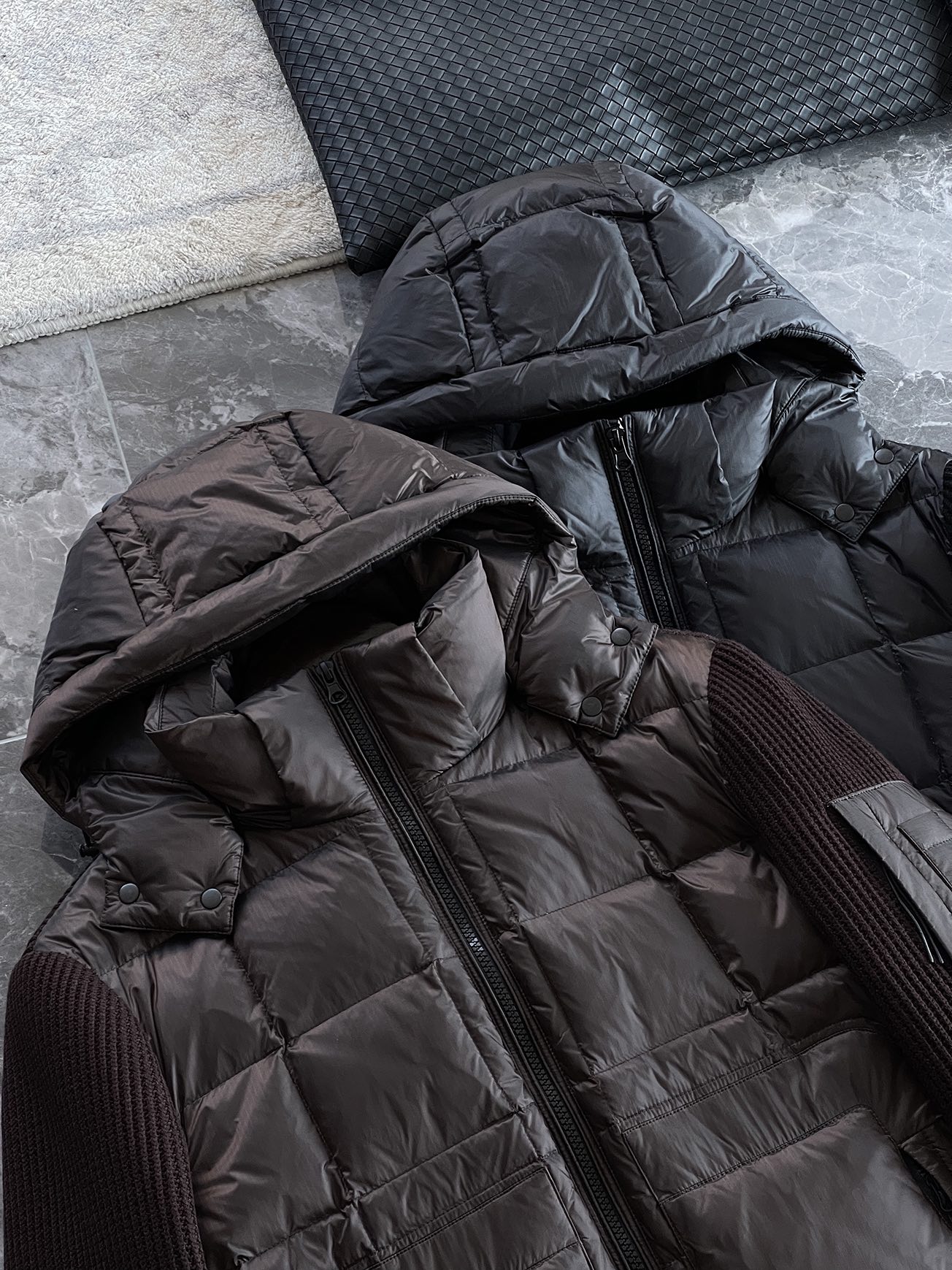 羽绒服 🆕 CP针织拼接羽绒服 当方形绗缝在100%锦纶面料上铺展开来，L码112克白鸭绒便在格子里安了