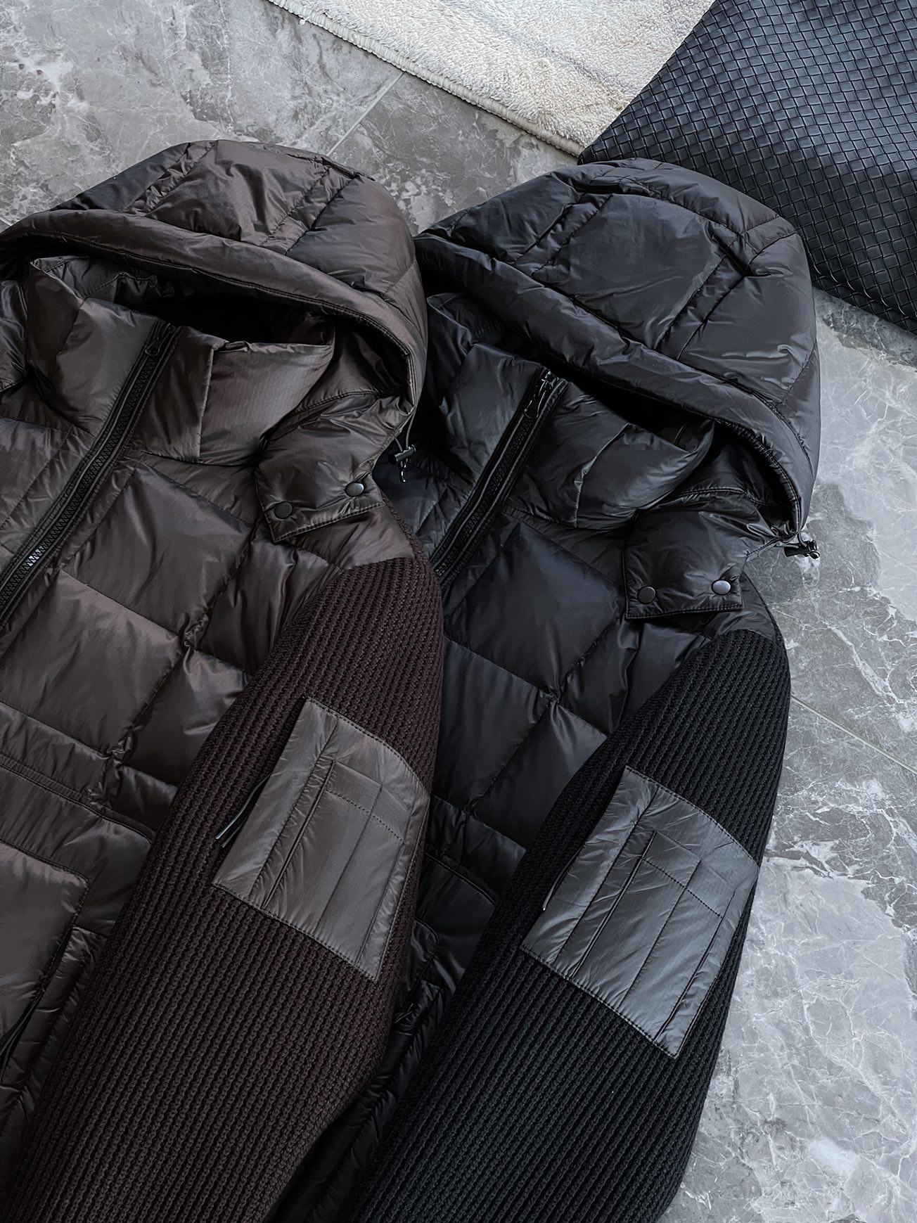 羽绒服 🆕 CP针织拼接羽绒服 当方形绗缝在100%锦纶面料上铺展开来，L码112克白鸭绒便在格子里安了