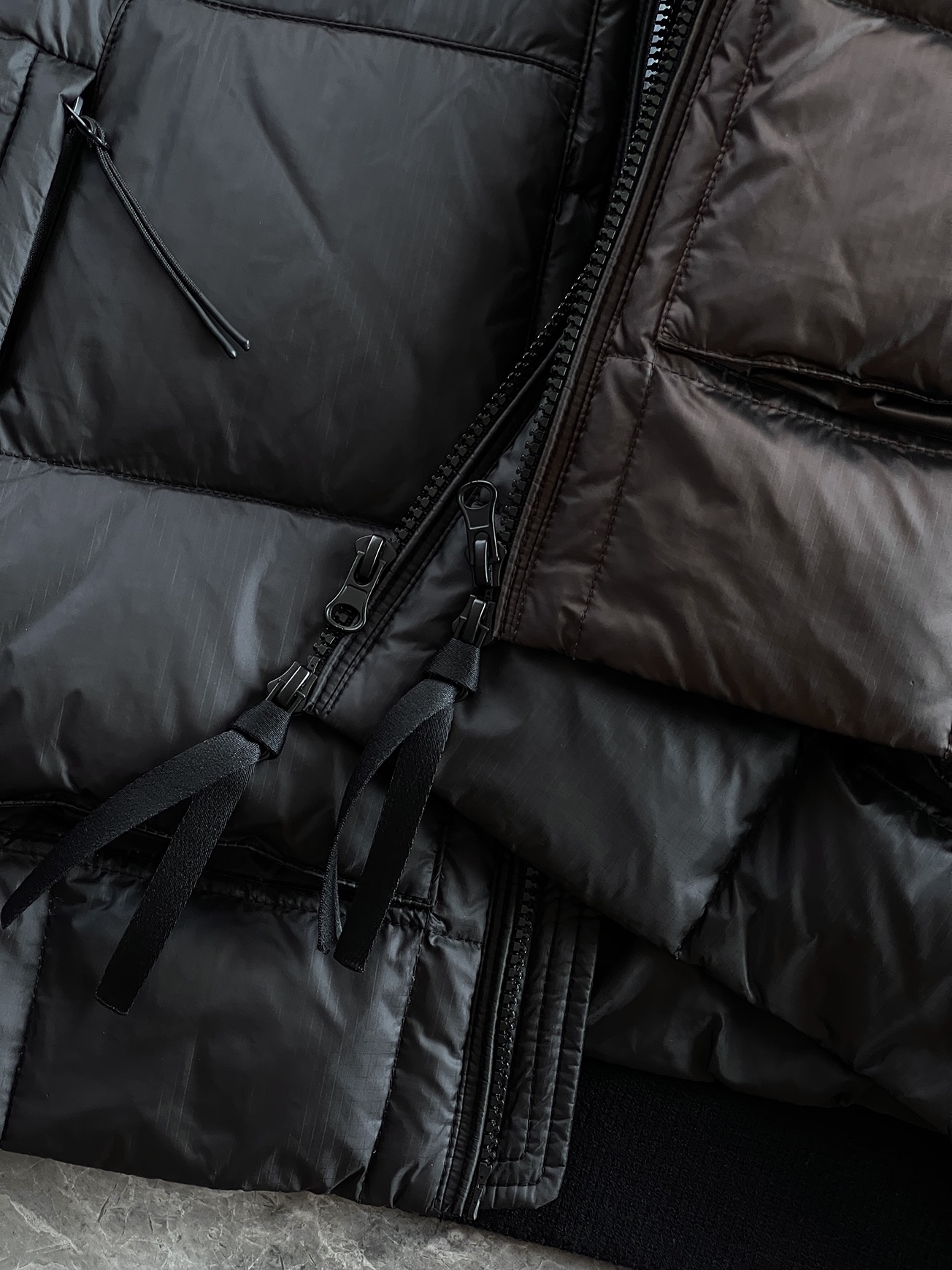 羽绒服 🆕 CP针织拼接羽绒服 当方形绗缝在100%锦纶面料上铺展开来，L码112克白鸭绒便在格子里安了