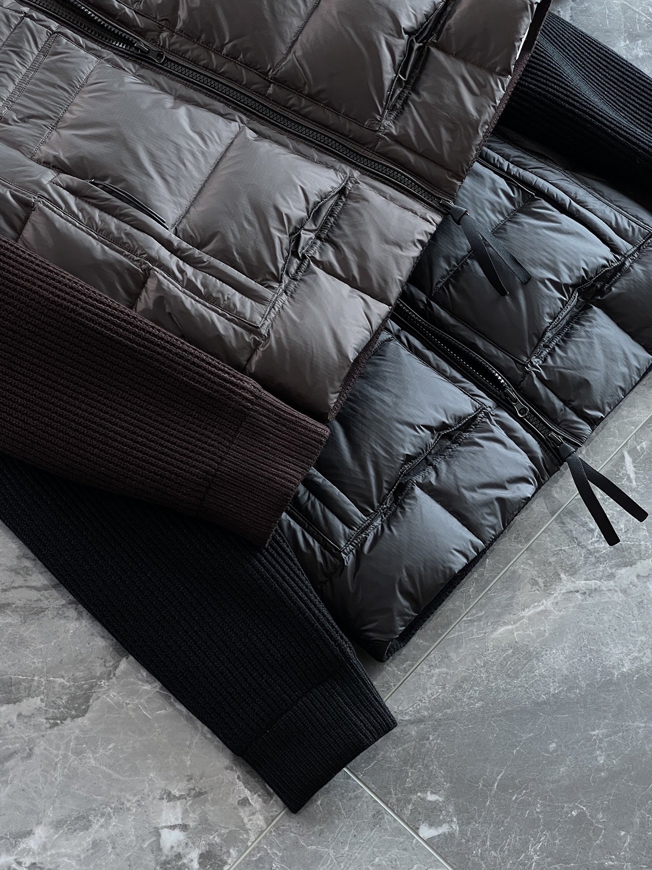 羽绒服 🆕 CP针织拼接羽绒服 当方形绗缝在100%锦纶面料上铺展开来，L码112克白鸭绒便在格子里安了