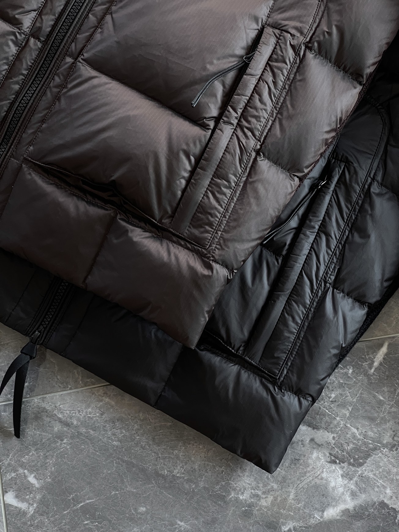 羽绒服 🆕 CP针织拼接羽绒服 当方形绗缝在100%锦纶面料上铺展开来，L码112克白鸭绒便在格子里安了