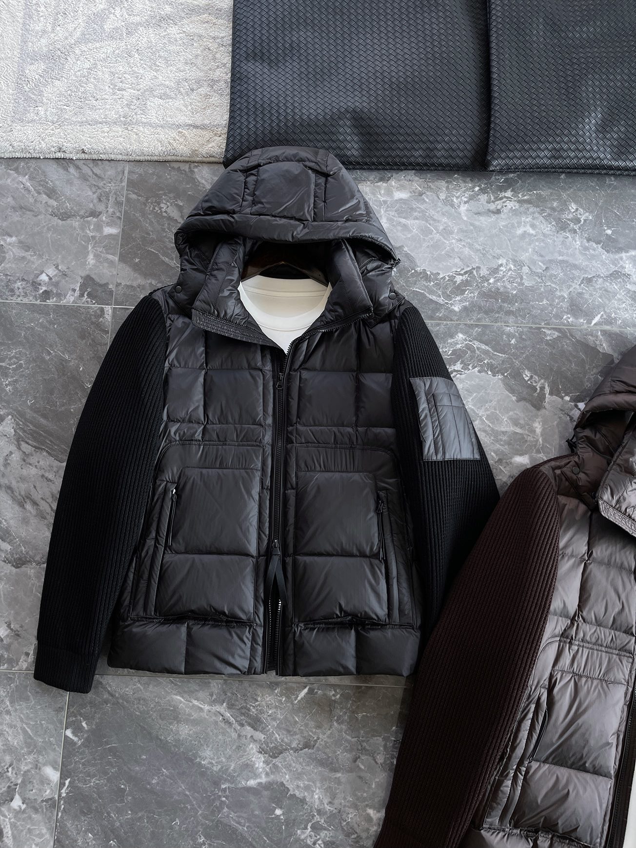 羽绒服 🆕 CP针织拼接羽绒服 当方形绗缝在100%锦纶面料上铺展开来，L码112克白鸭绒便在格子里安了