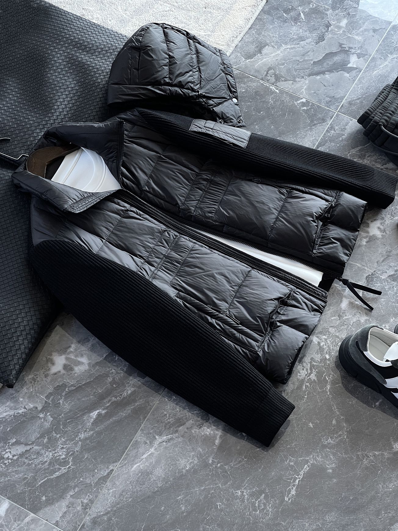 羽绒服 🆕 CP针织拼接羽绒服 当方形绗缝在100%锦纶面料上铺展开来，L码112克白鸭绒便在格子里安了