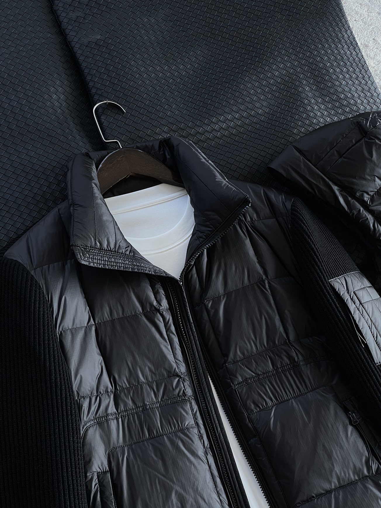 羽绒服 🆕 CP针织拼接羽绒服 当方形绗缝在100%锦纶面料上铺展开来，L码112克白鸭绒便在格子里安了