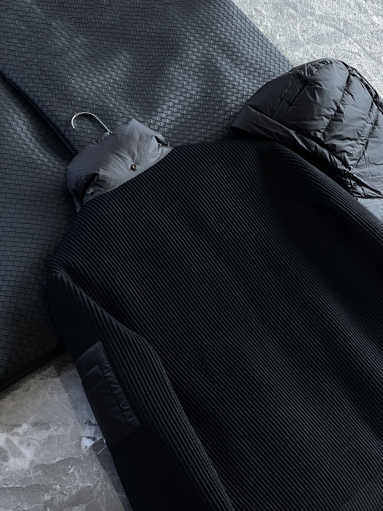 羽绒服 🆕 CP针织拼接羽绒服 当方形绗缝在100%锦纶面料上铺展开来，L码112克白鸭绒便在格子里安了