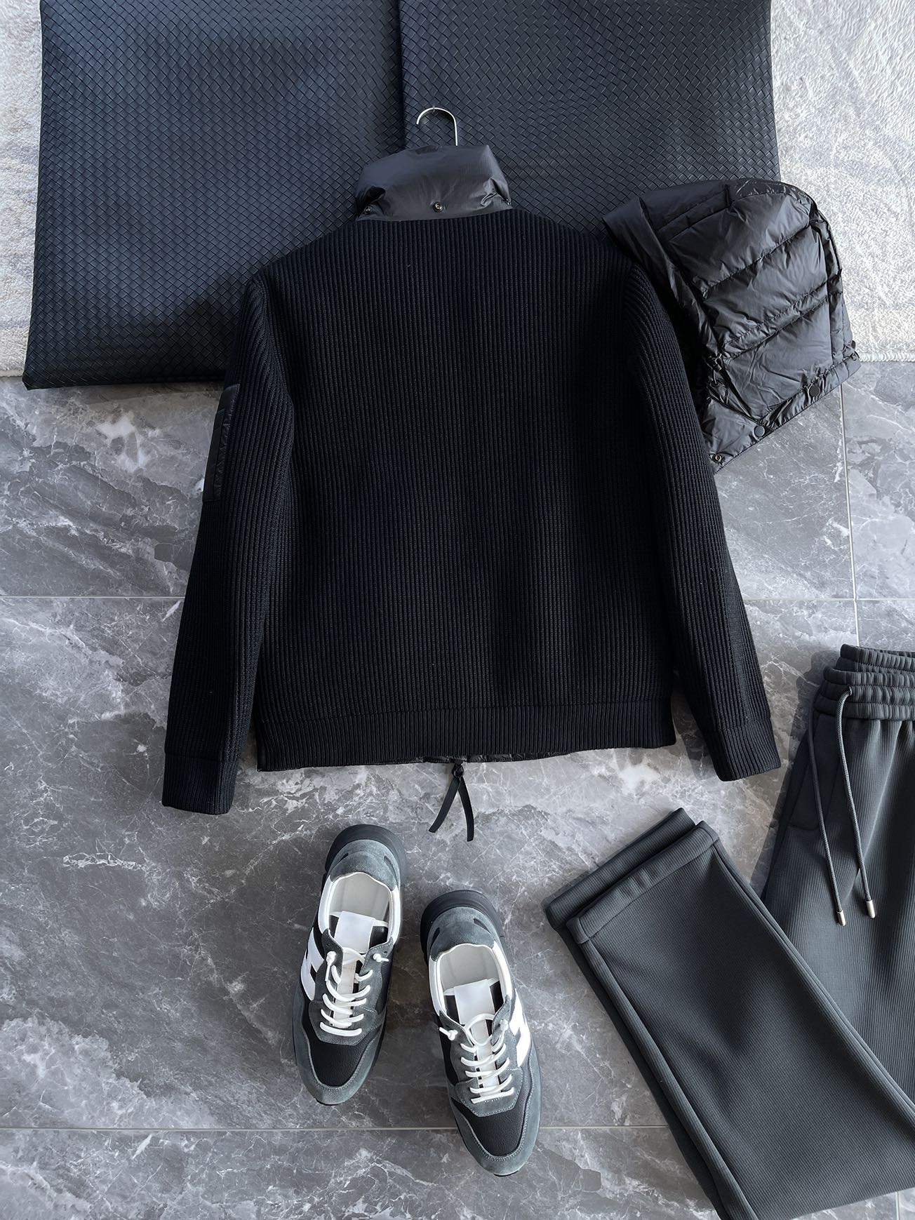 羽绒服 🆕 CP针织拼接羽绒服 当方形绗缝在100%锦纶面料上铺展开来，L码112克白鸭绒便在格子里安了