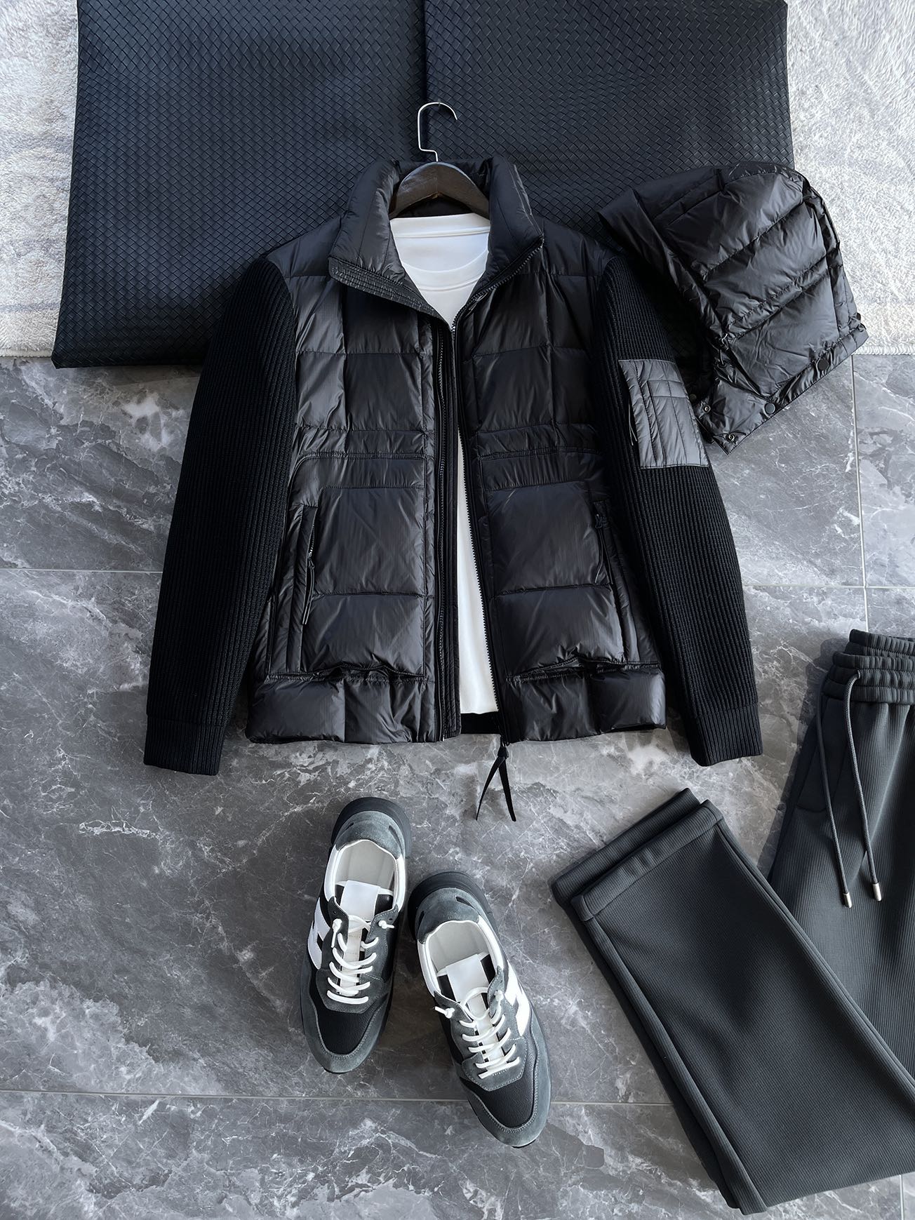 羽绒服 🆕 CP针织拼接羽绒服 当方形绗缝在100%锦纶面料上铺展开来，L码112克白鸭绒便在格子里安了