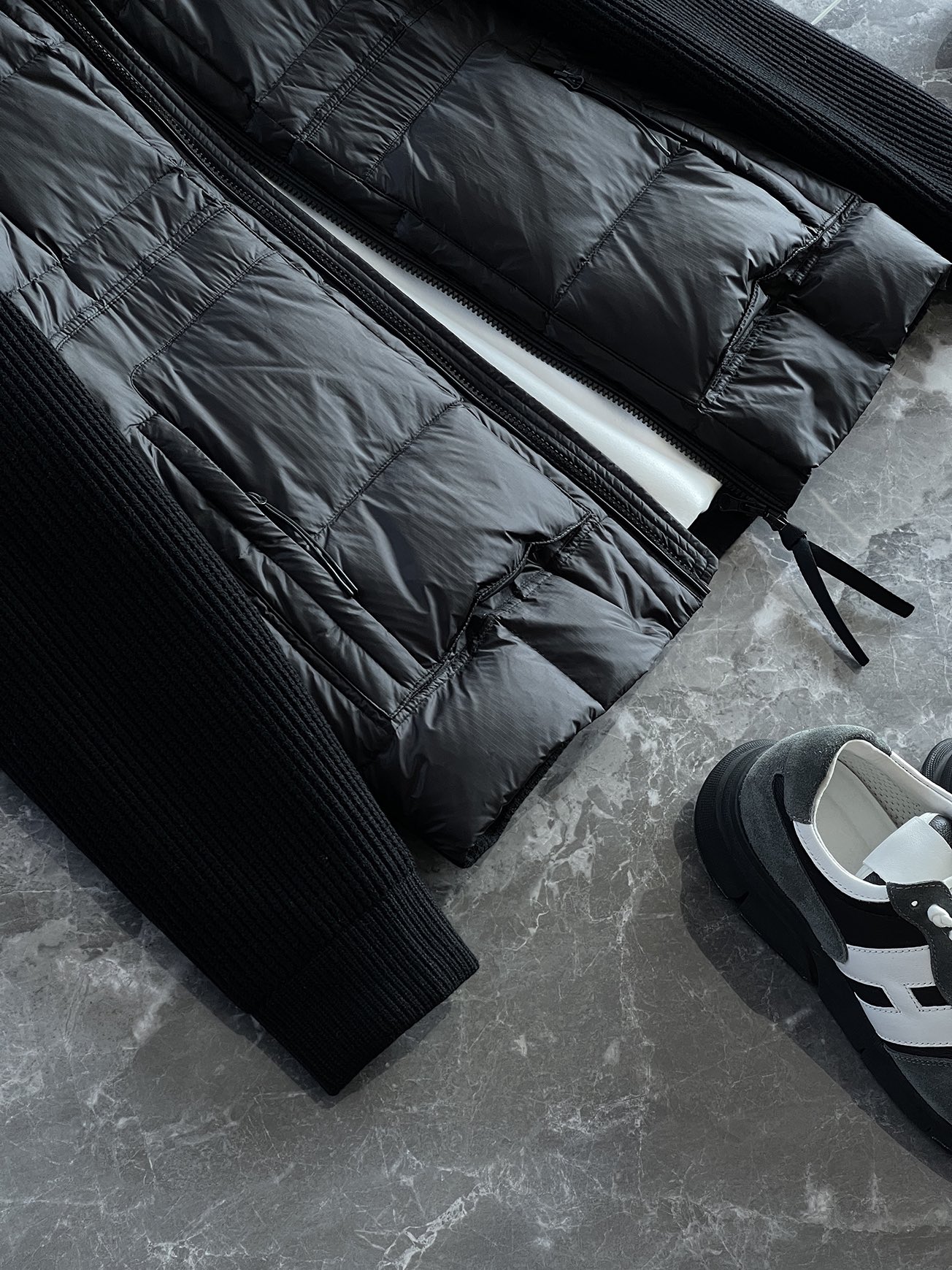 羽绒服 🆕 CP针织拼接羽绒服 当方形绗缝在100%锦纶面料上铺展开来，L码112克白鸭绒便在格子里安了