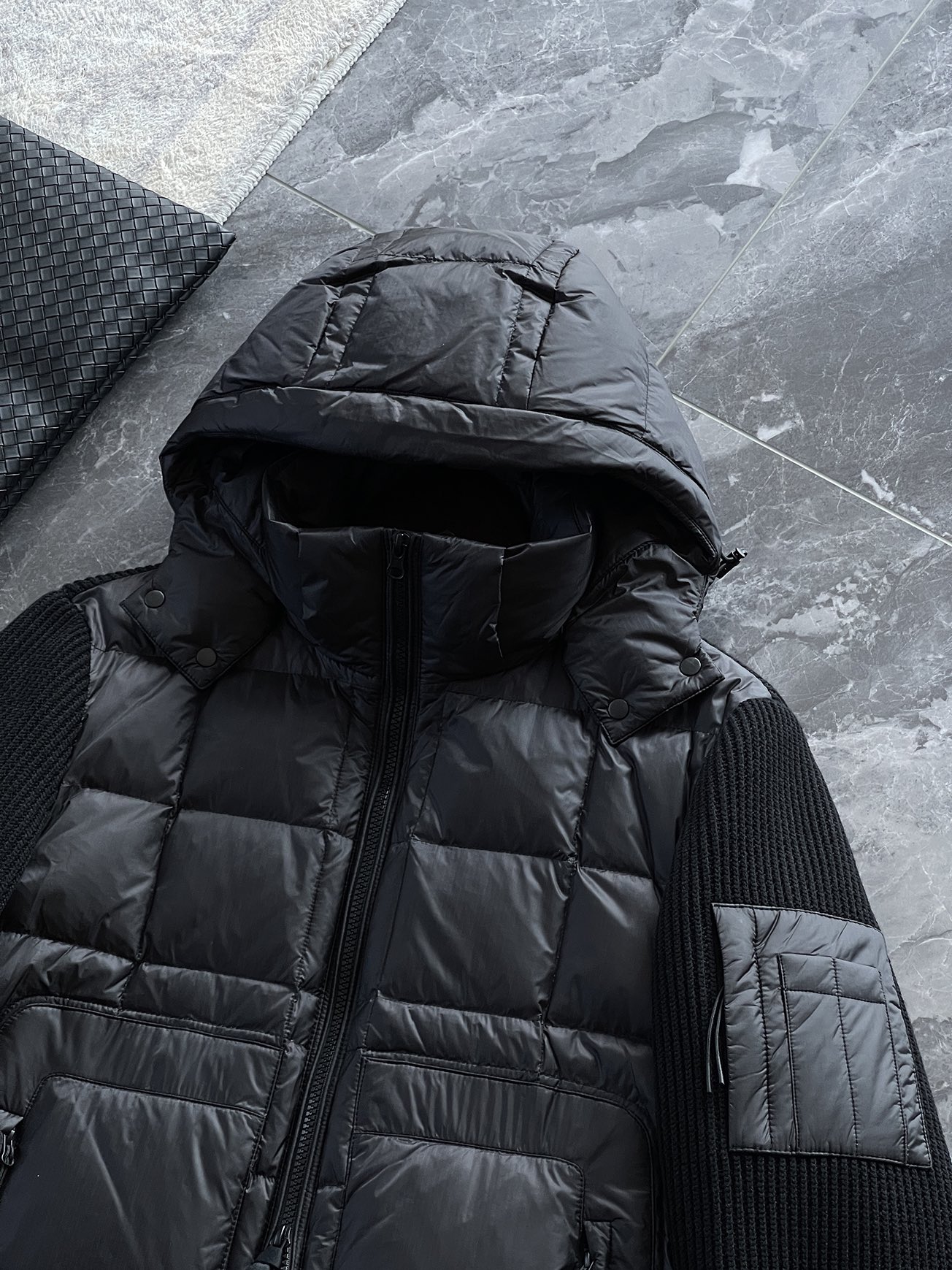 羽绒服 🆕 CP针织拼接羽绒服 当方形绗缝在100%锦纶面料上铺展开来，L码112克白鸭绒便在格子里安了