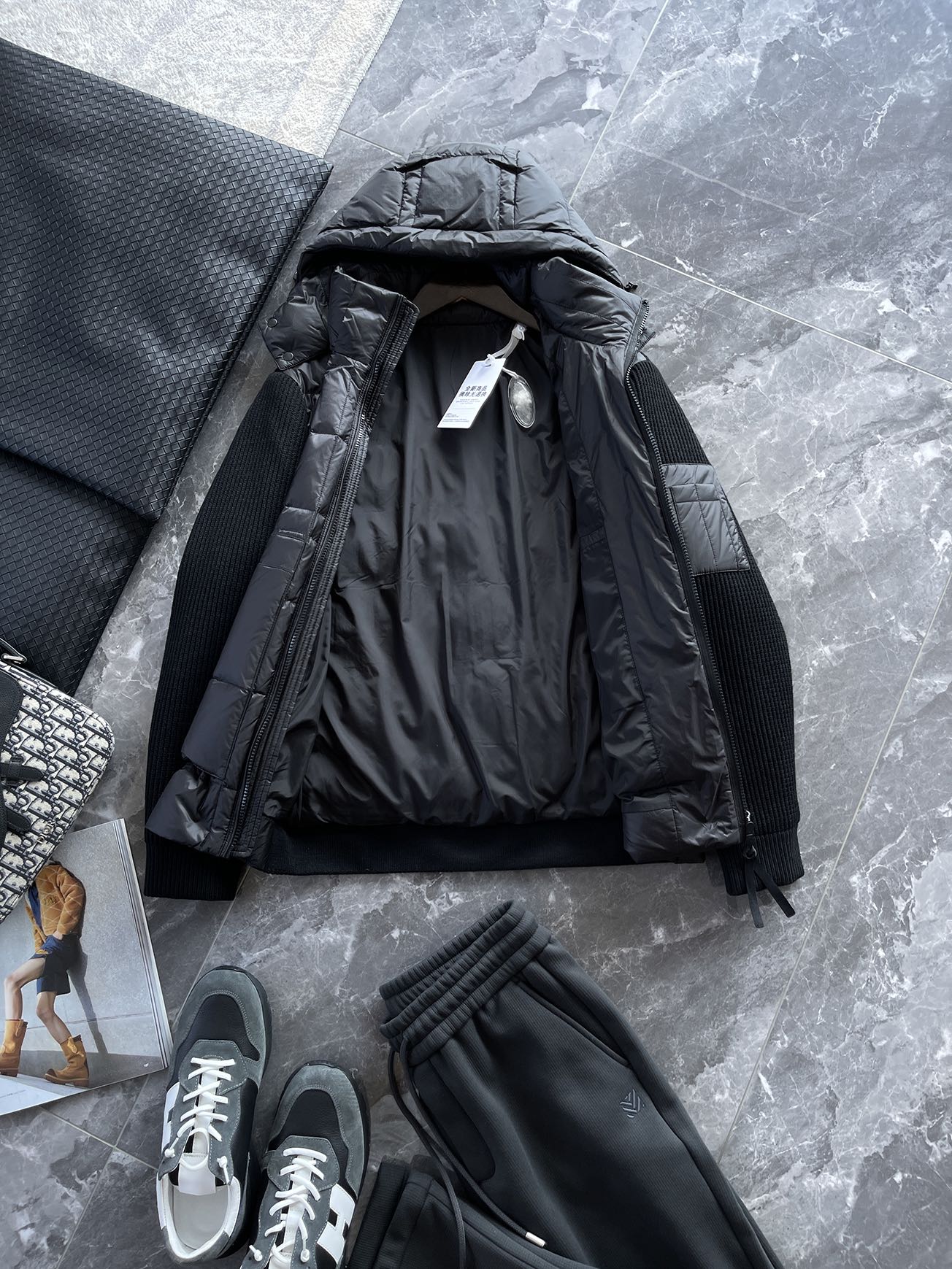 羽绒服 🆕 CP针织拼接羽绒服 当方形绗缝在100%锦纶面料上铺展开来，L码112克白鸭绒便在格子里安了