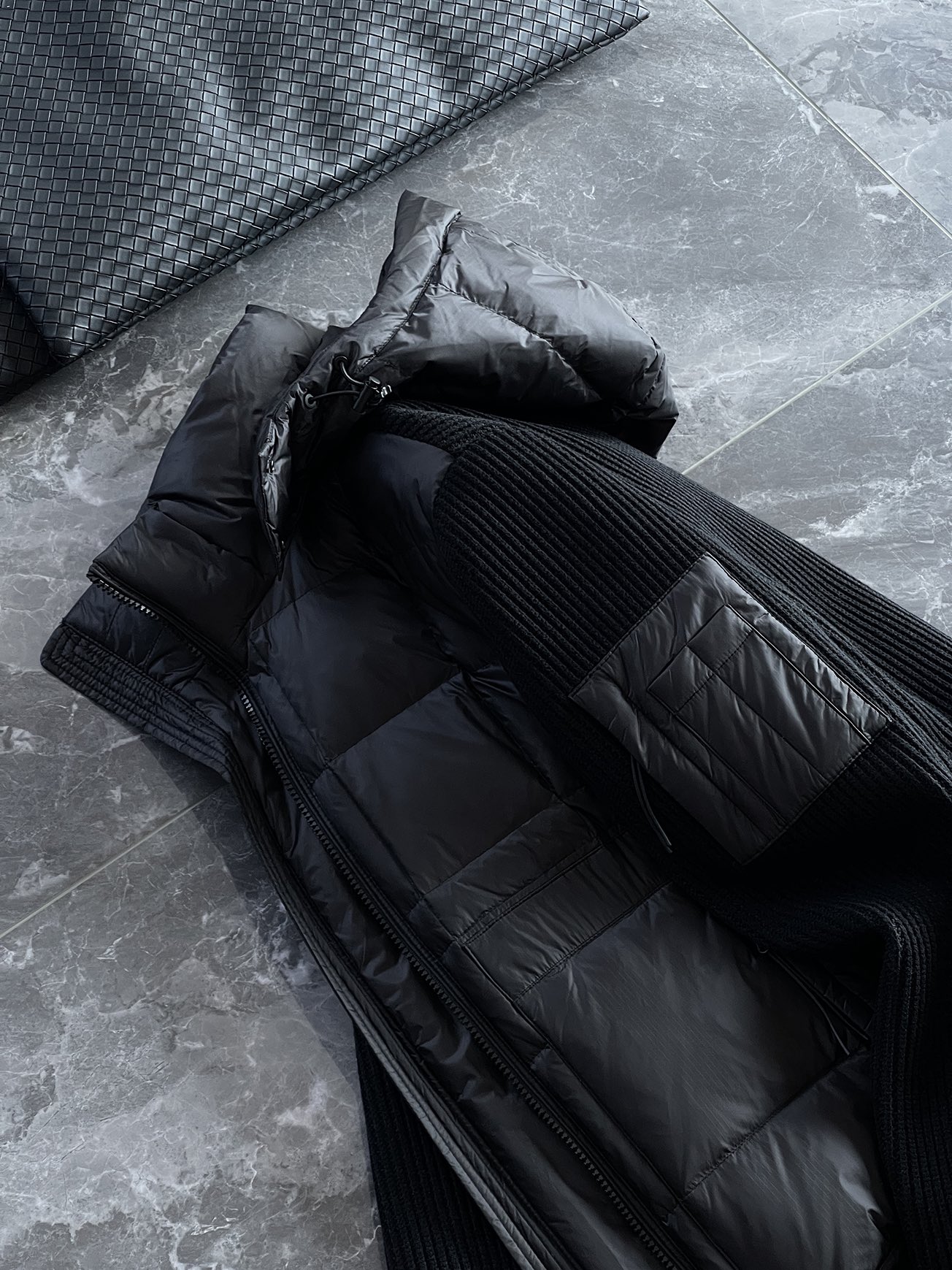 羽绒服 🆕 CP针织拼接羽绒服 当方形绗缝在100%锦纶面料上铺展开来，L码112克白鸭绒便在格子里安了